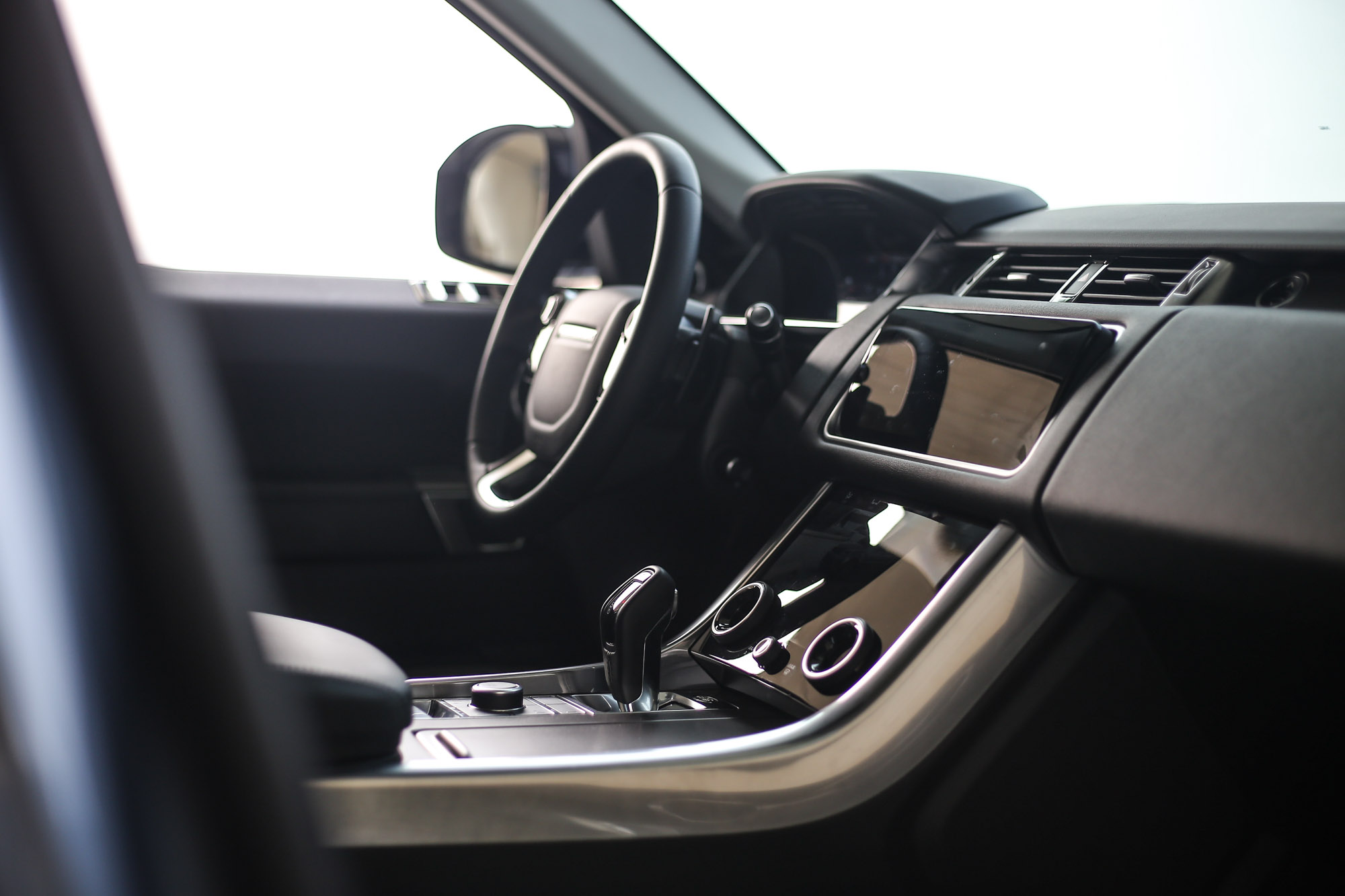 簡潔俐落的座艙設計，不失優雅與科技，絕對是Range Rover Sport座艙內最吸引人的特點。