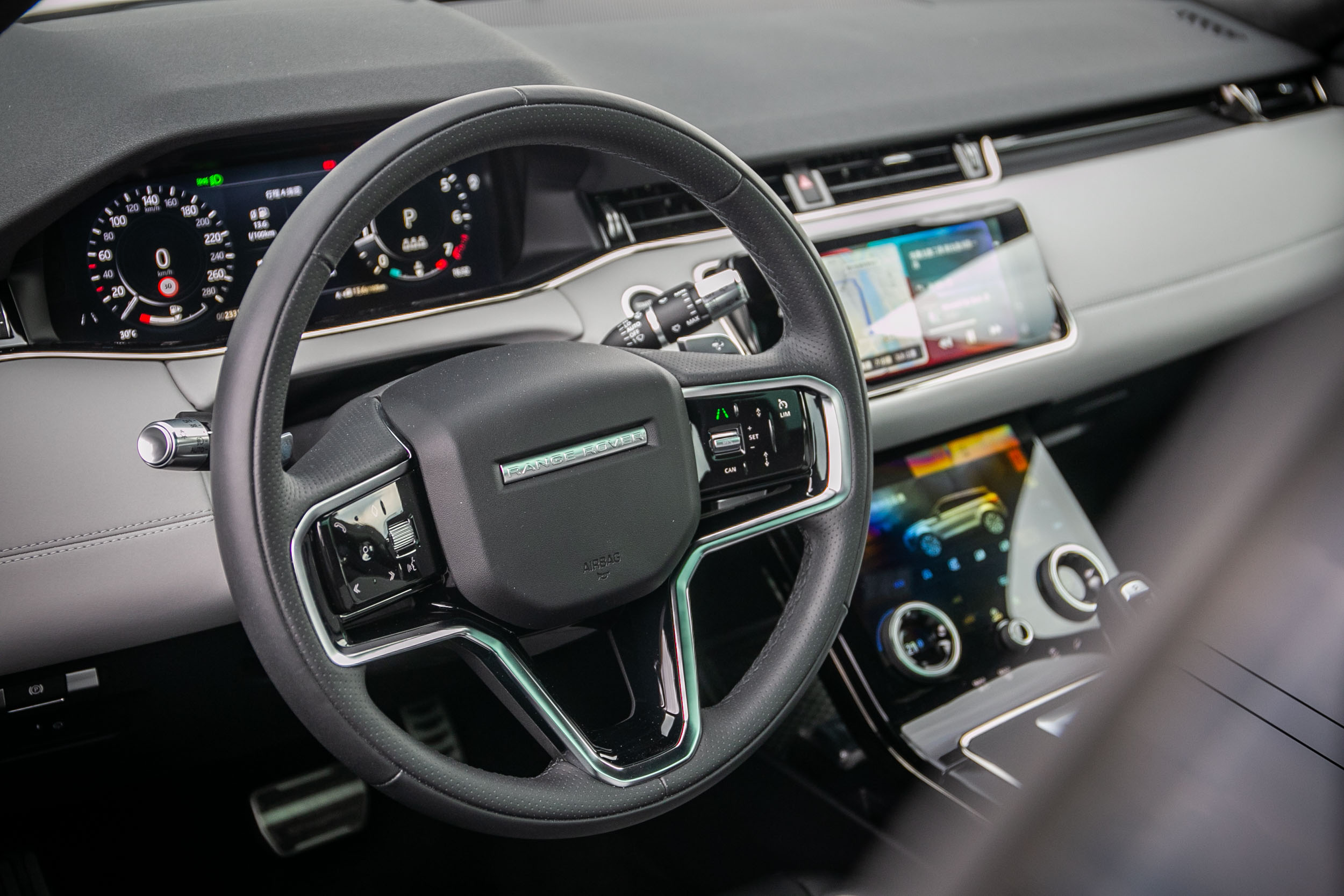 全新設計的方向盤,整體線條與車內格局相襯。