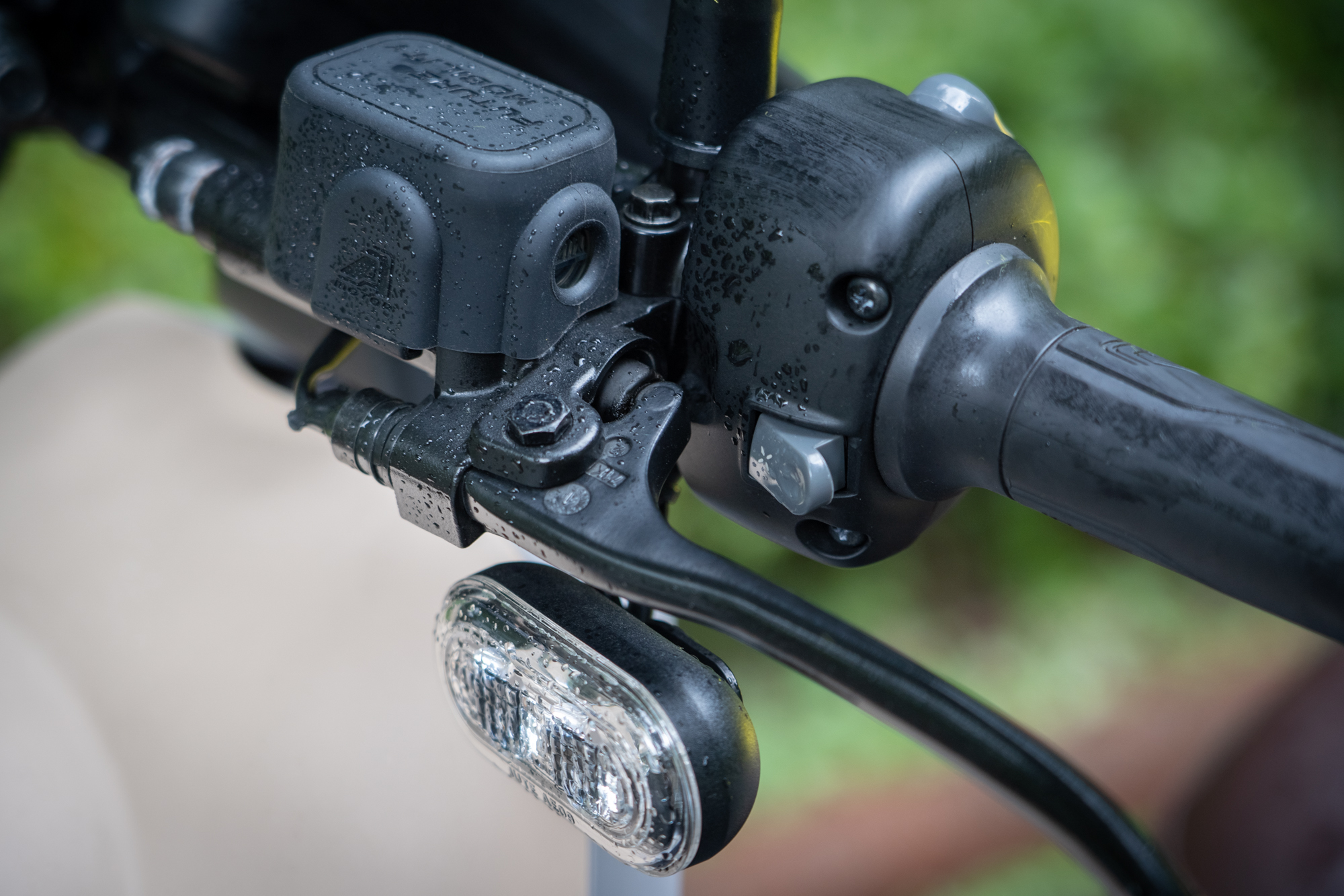 騎乘時透過左把手前方按鍵一鍵啟動快捷鍵目的地導航(預設是換電站,可自行設定住家或公司)。