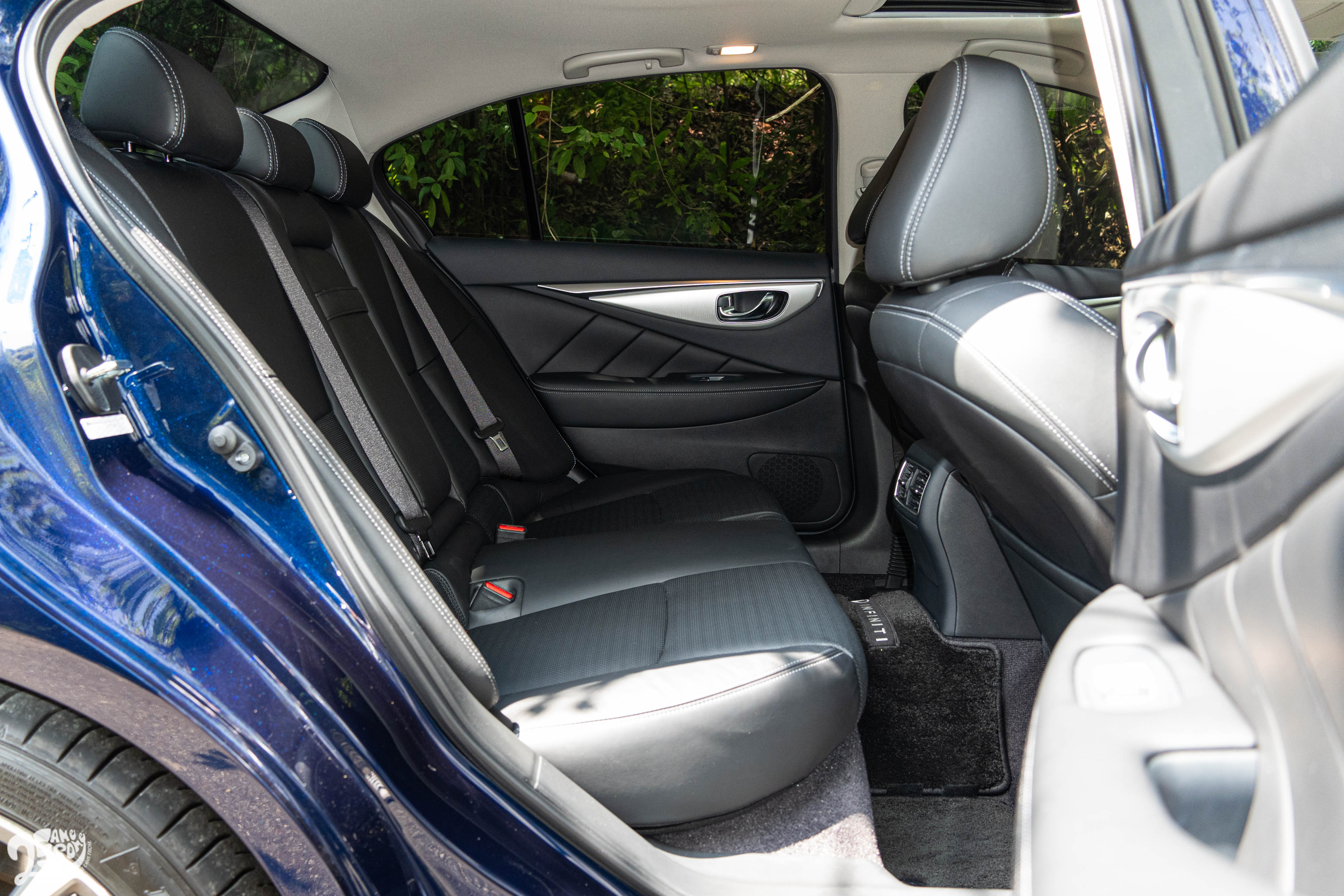 後座空間對於成人而言還算充裕。