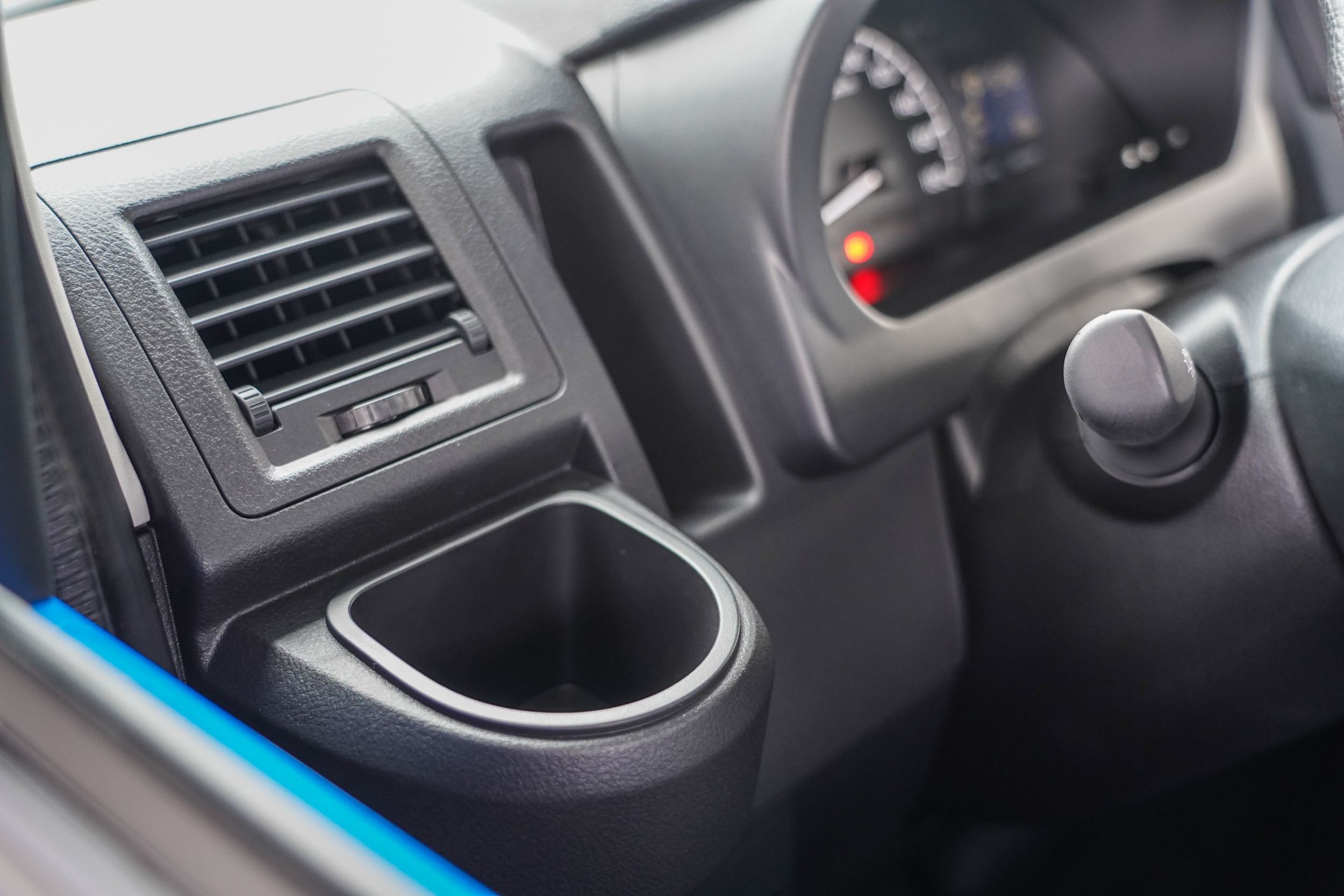 設置於空調出風口前的置杯架位置,多少增加冷飲的保冷度。