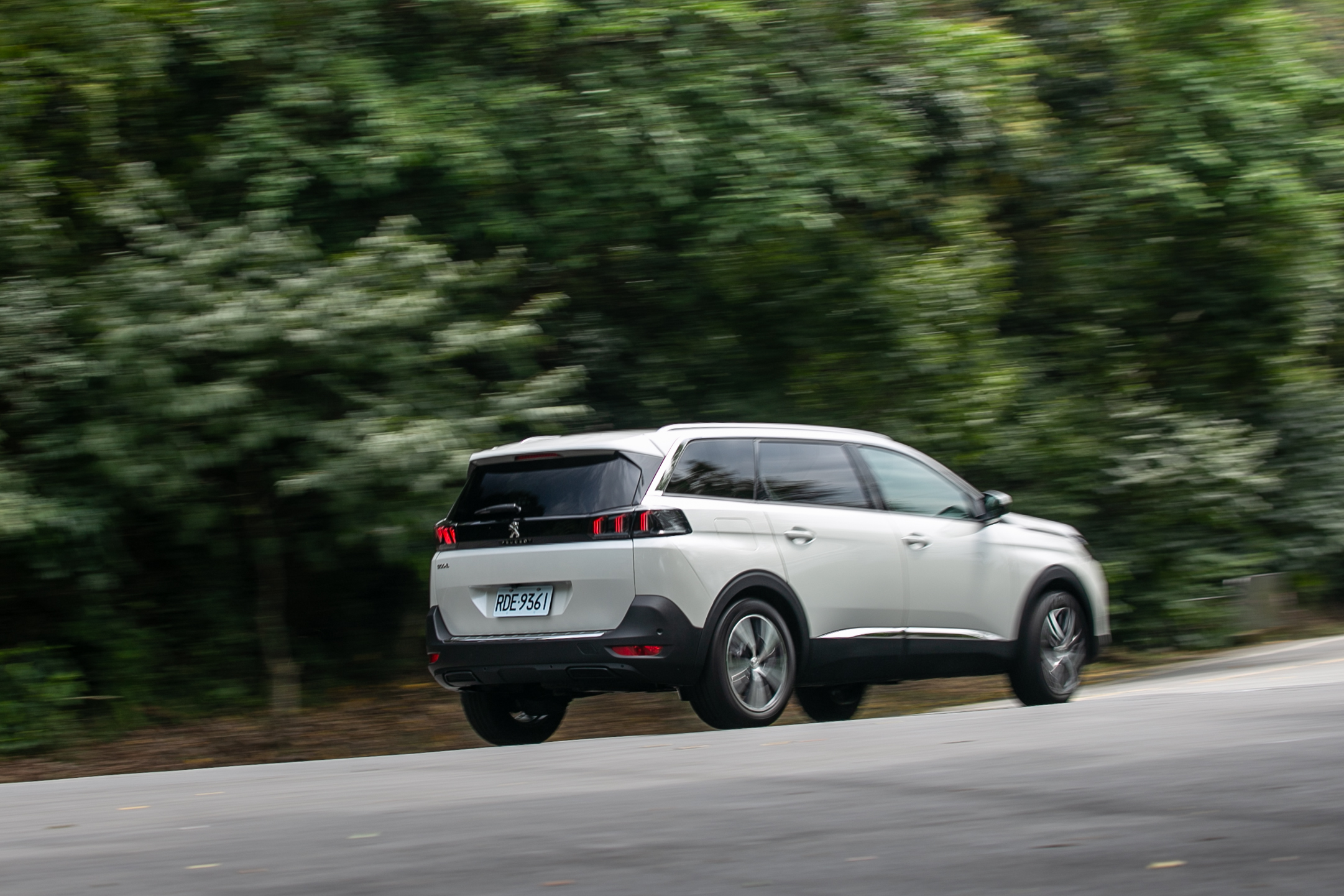隔音表現夠水準,但從車外聽此柴油引擎的運轉聲浪仍偏大。