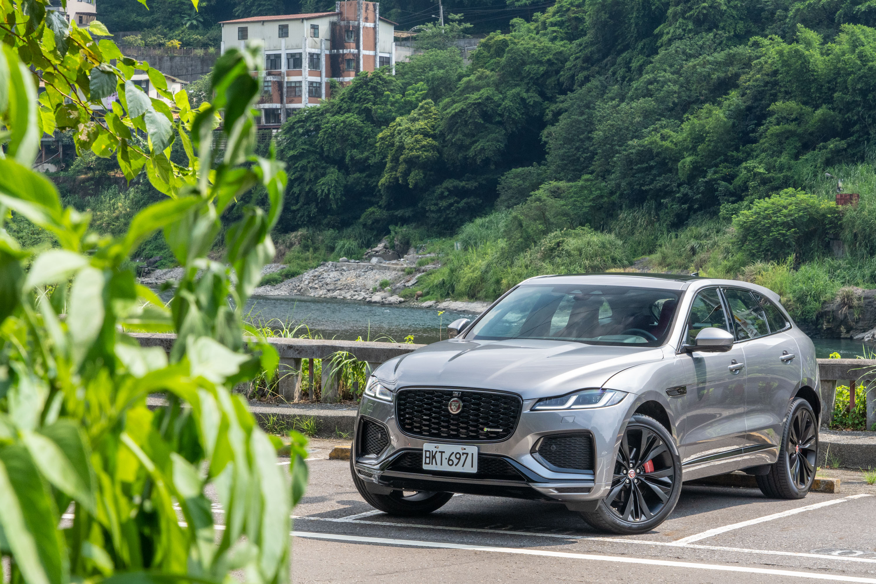 試駕車型為 Jaguar 小改款 F-Pace P250 R-Dynamic,售價為新台幣 299 萬元起。