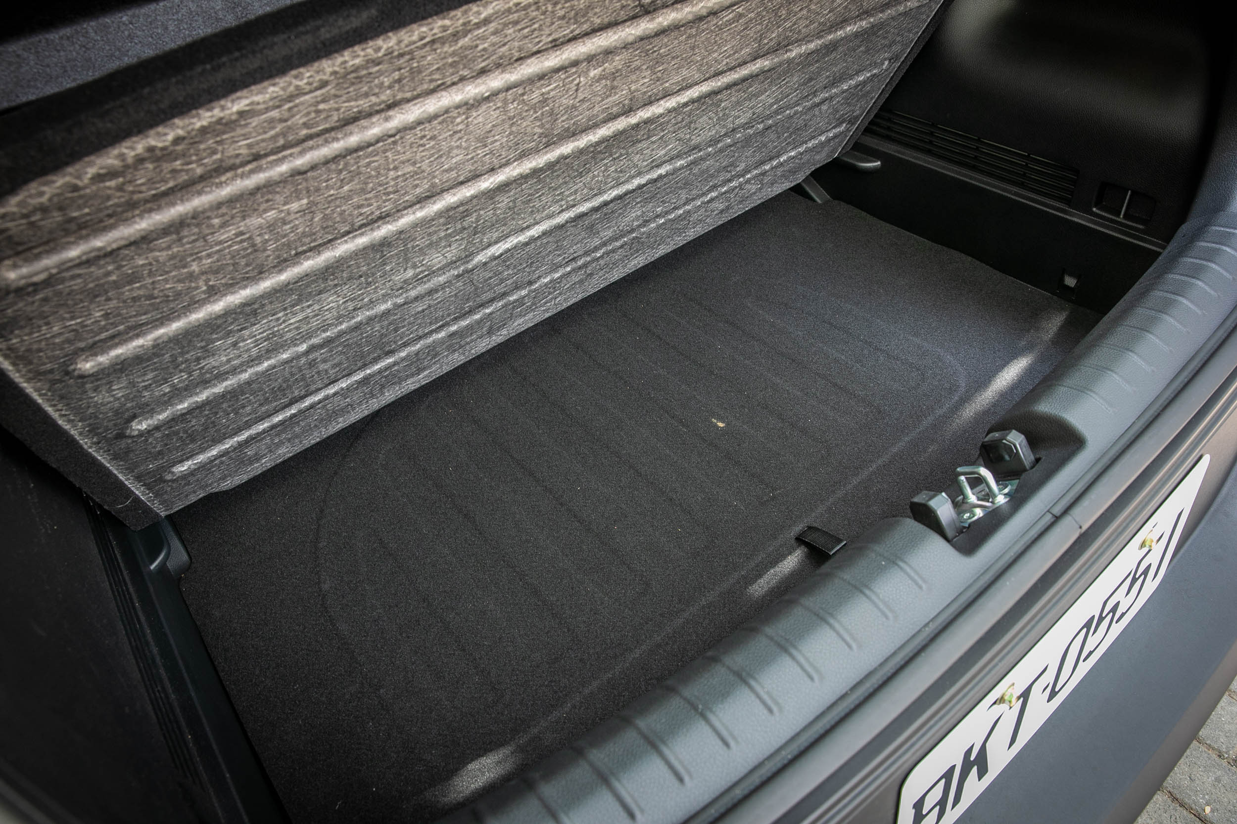 後廂底板下有置物夾層,增加置物彈性與隱蔽性。