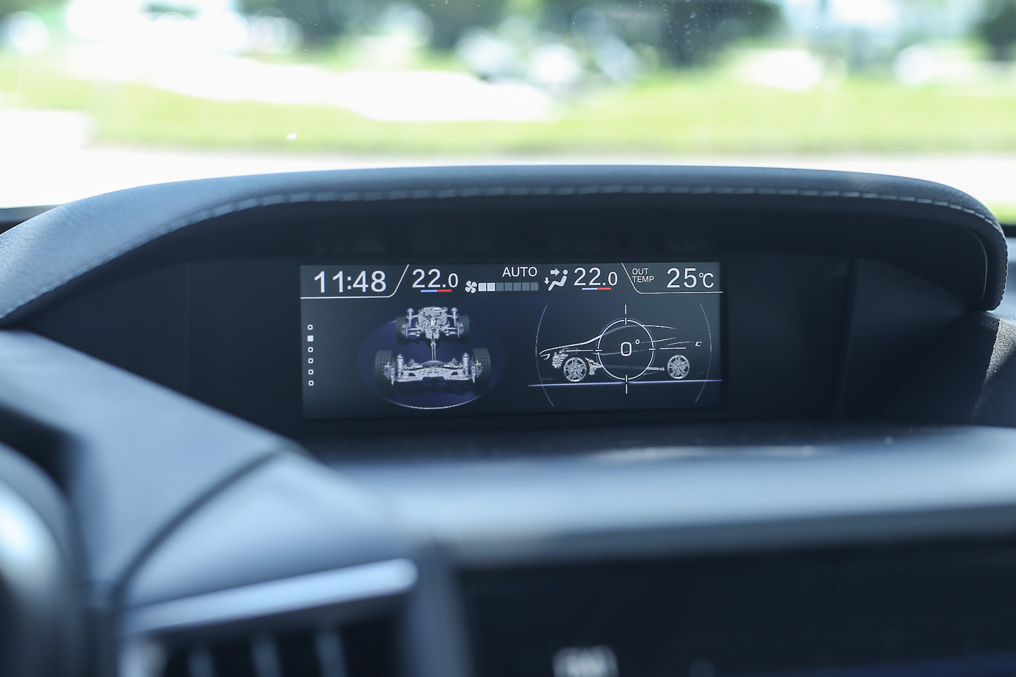 中控臺上方的 6.3 吋多功能行車資訊顯示幕。