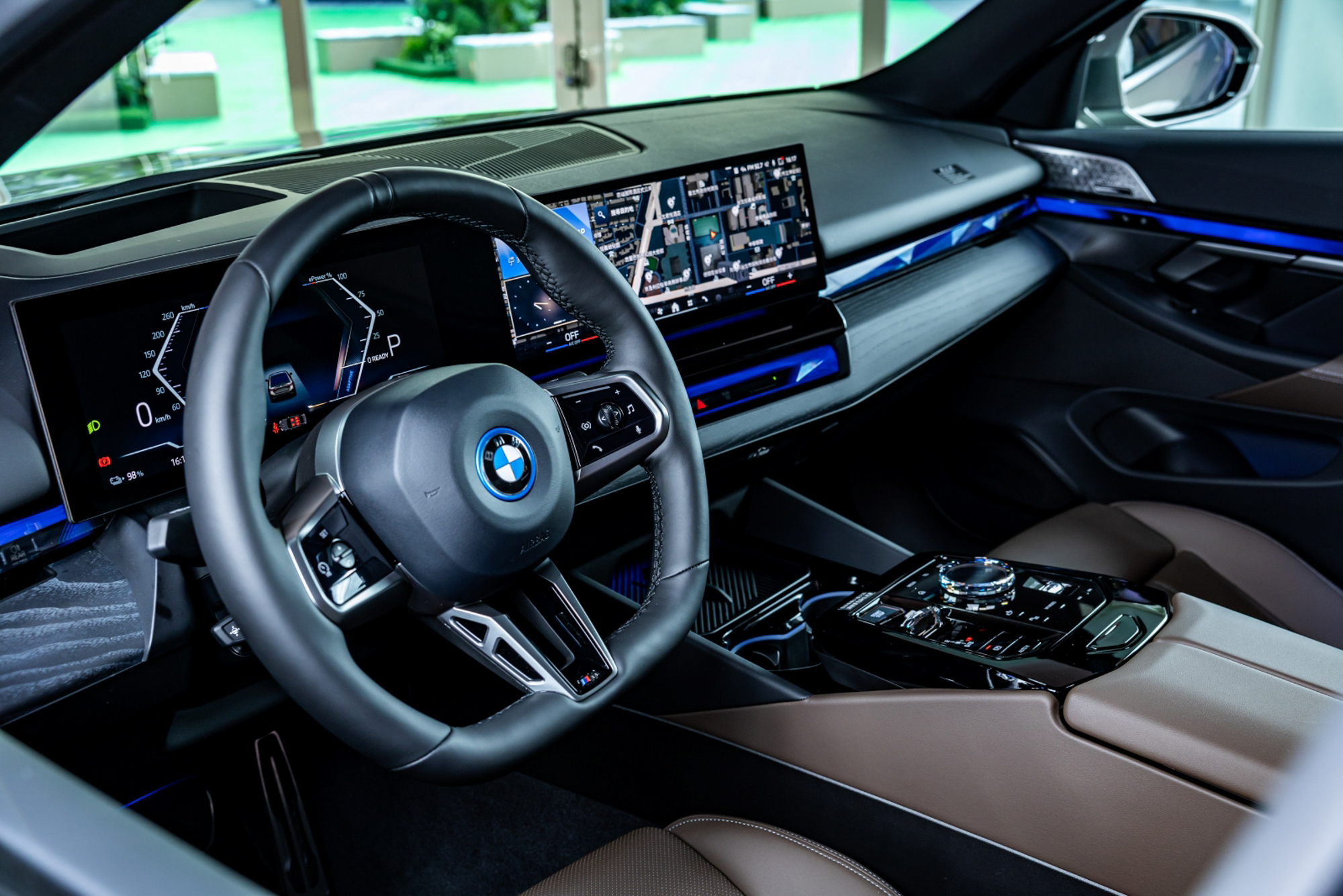 透過重新詮釋的駕駛導向設計,將懸浮式曲面螢幕結合全新BMW Operating System 8.5、頂級水晶中控套件、隱藏式冷氣出風口設計與大幅減少的實體按鍵,交織出了宛如旗艦般的座艙設計。