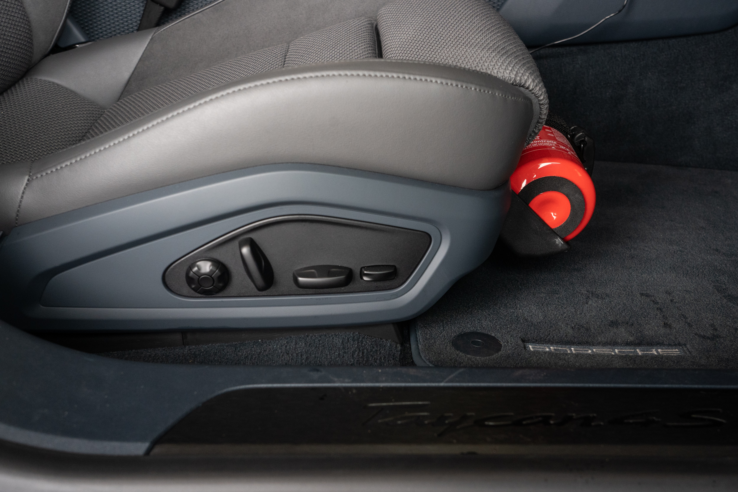 副駕駛座下方放有選配的滅火器。