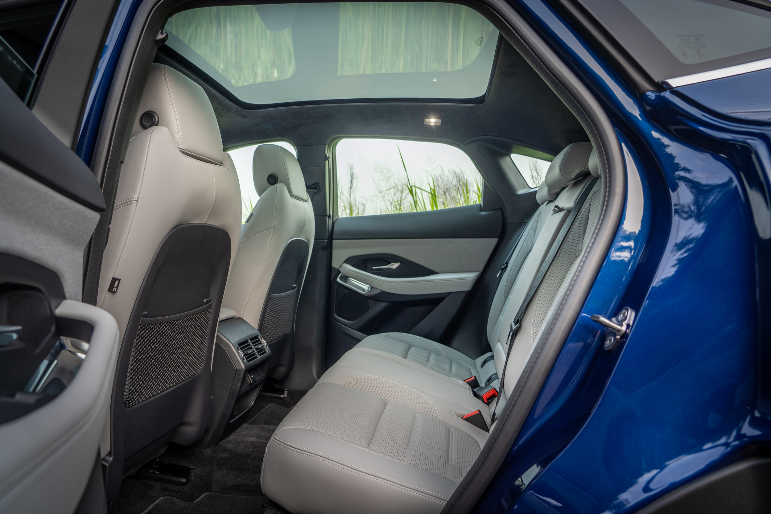 較侷促的後座乘坐空間為可惜之處。