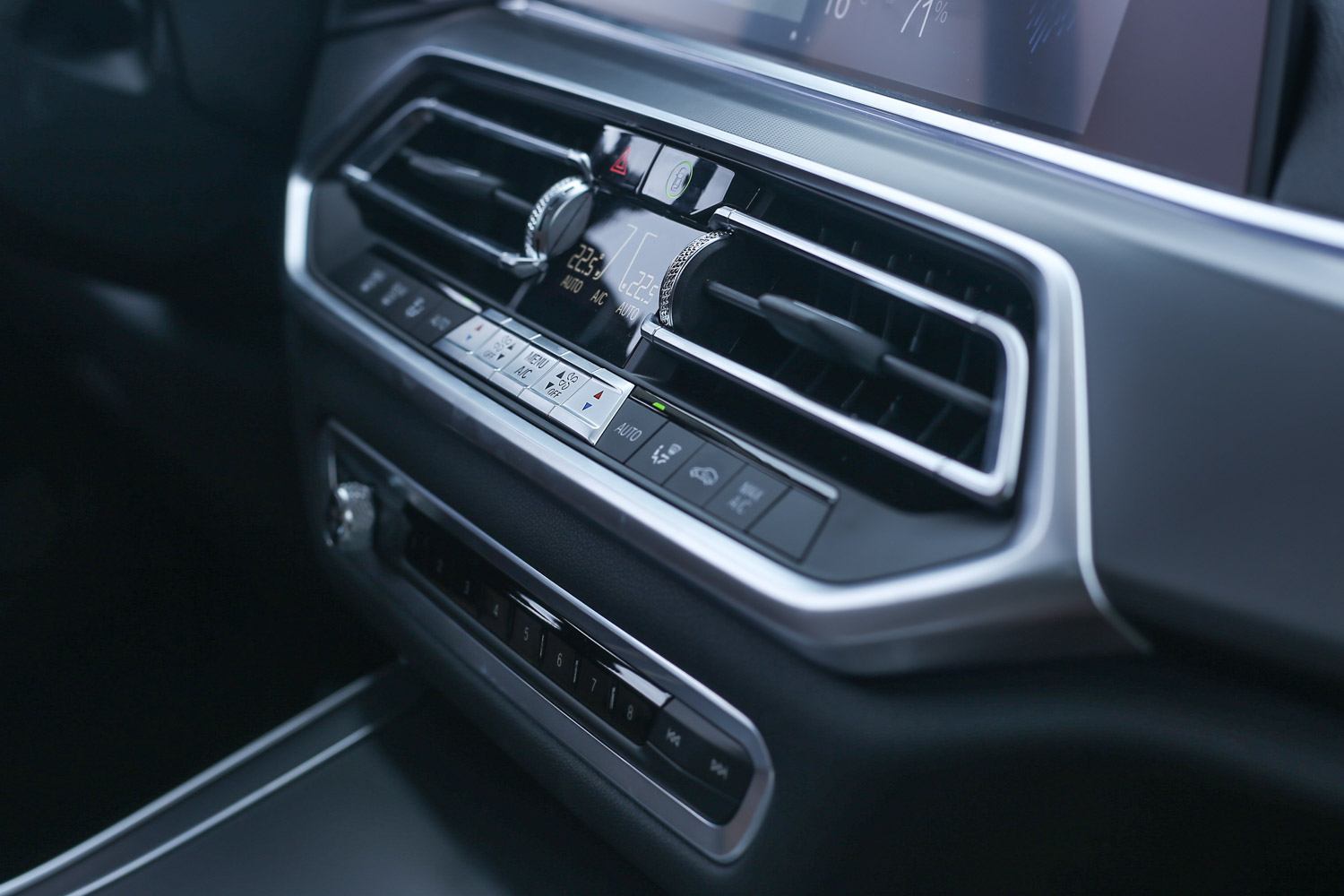 X5 xDrive25d 皆採用雙區恆溫空調，X5 xDrive40i 以上車型才是四區恆溫空調。 