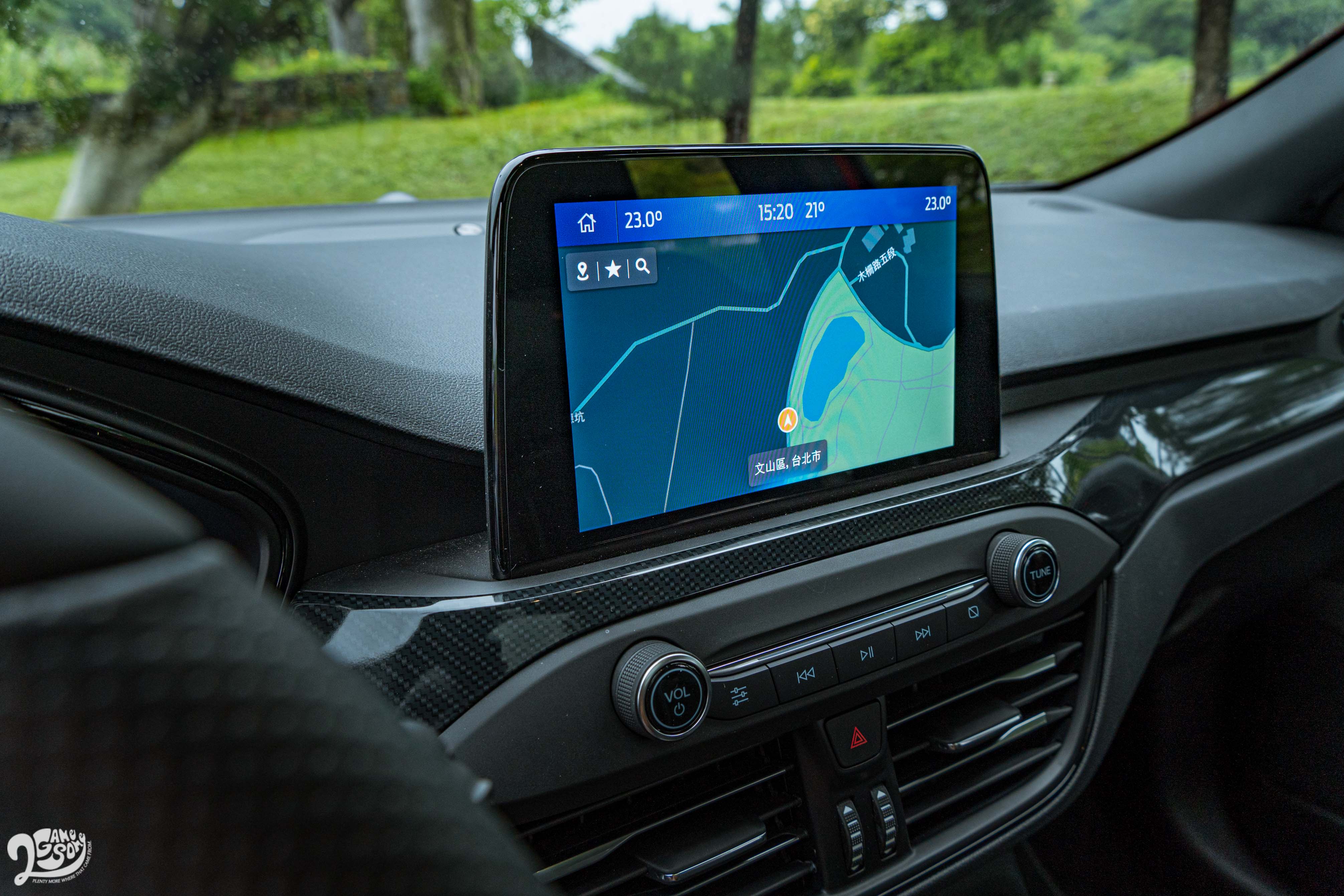8 吋懸浮式觸控螢幕可使用 SYNC®3娛樂通訊整合系統、原廠中文衛星導航系統、Apple CarPlay 及 Android Auto。