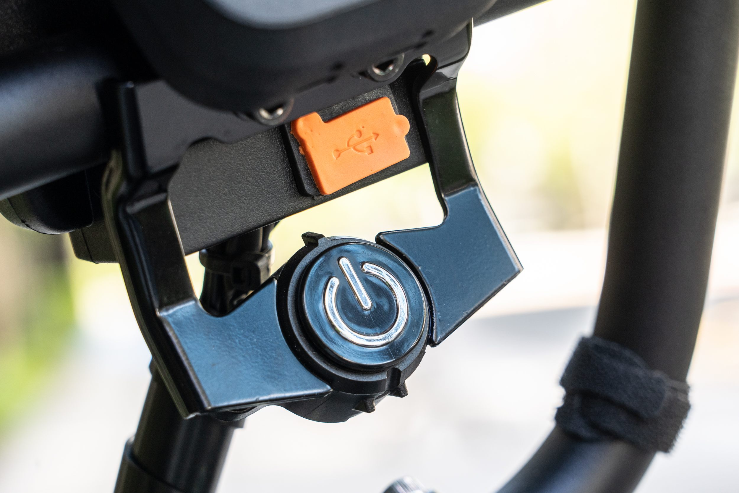 USB充電孔位於龍頭處。