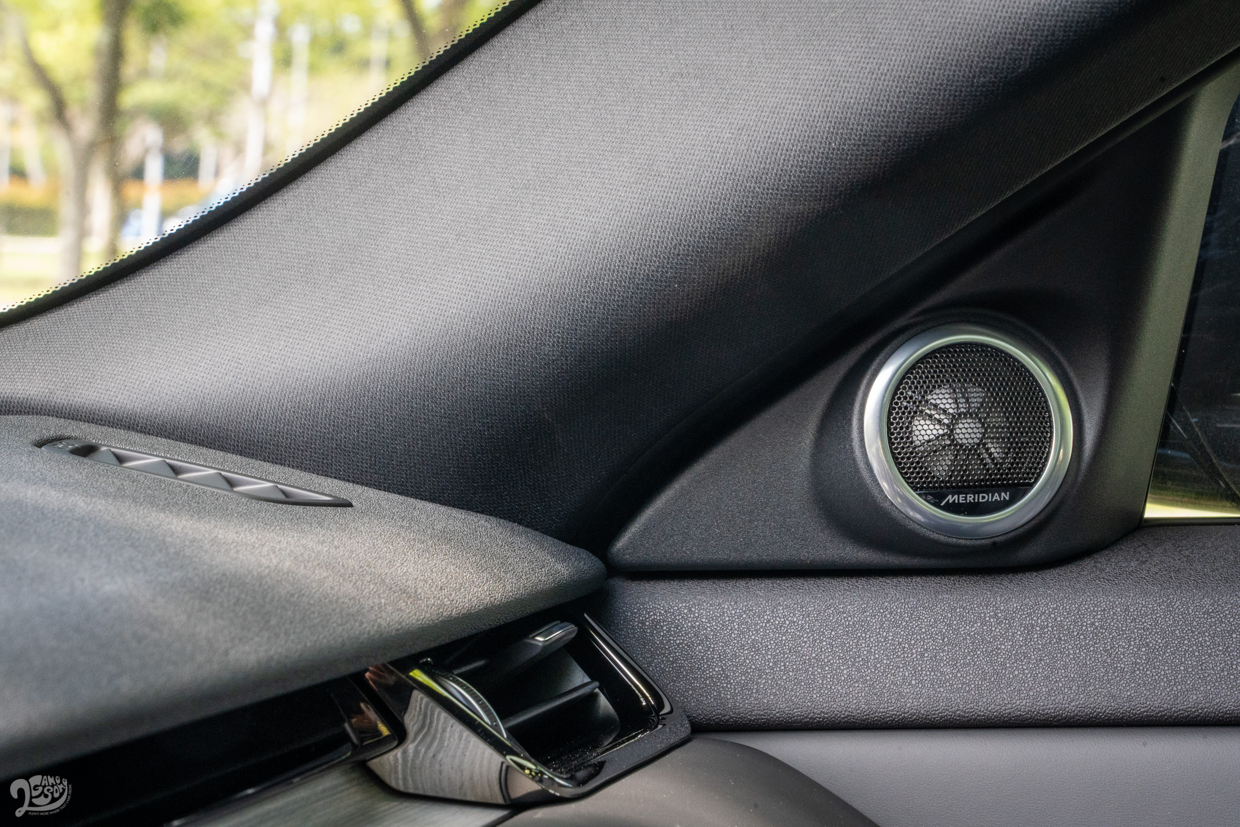 配備 Meridian 400W 音響系統,與入門等級的 P200 R-Dynamic S 相同。