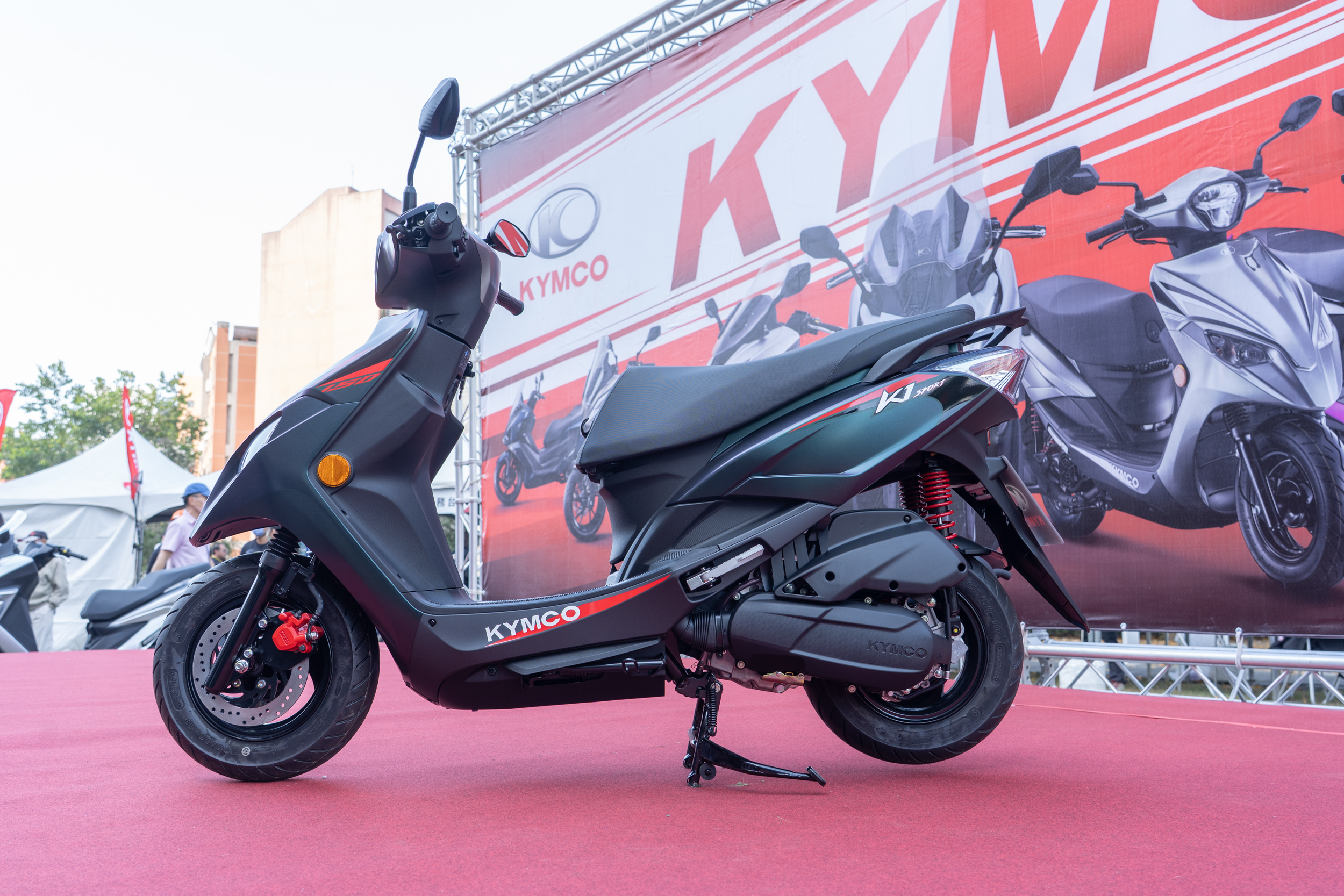 755 mm低座高與680 mm寬大座墊，舒適度與騎乘友善度同步兼顧。