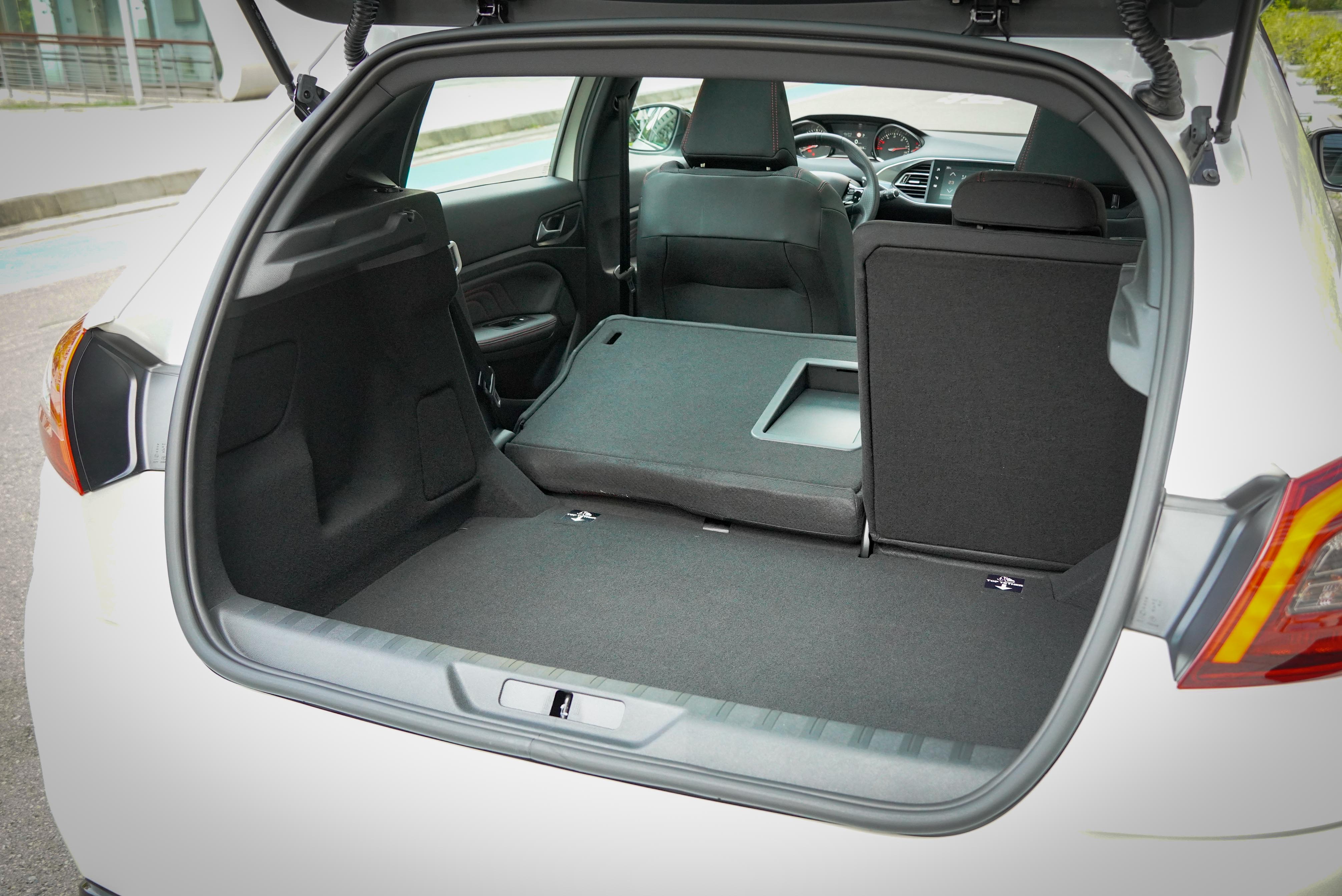 行李廂提供 6/4 椅背傾倒功能,容積可變化於 470 與 1,309 公升。