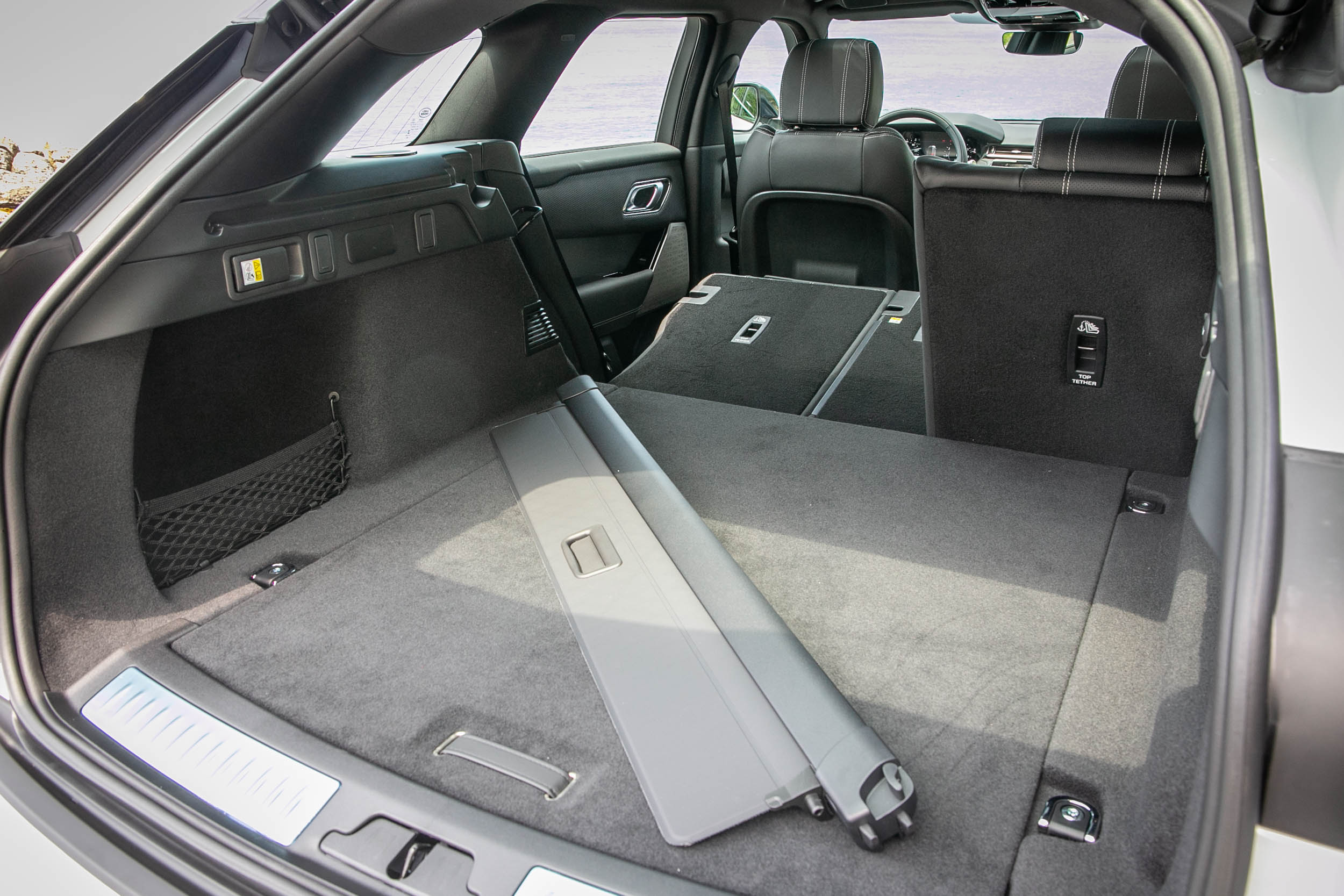 標準乘坐狀態下後廂容積為 568 公升，可透過後座椅背傾倒機制再擴充。