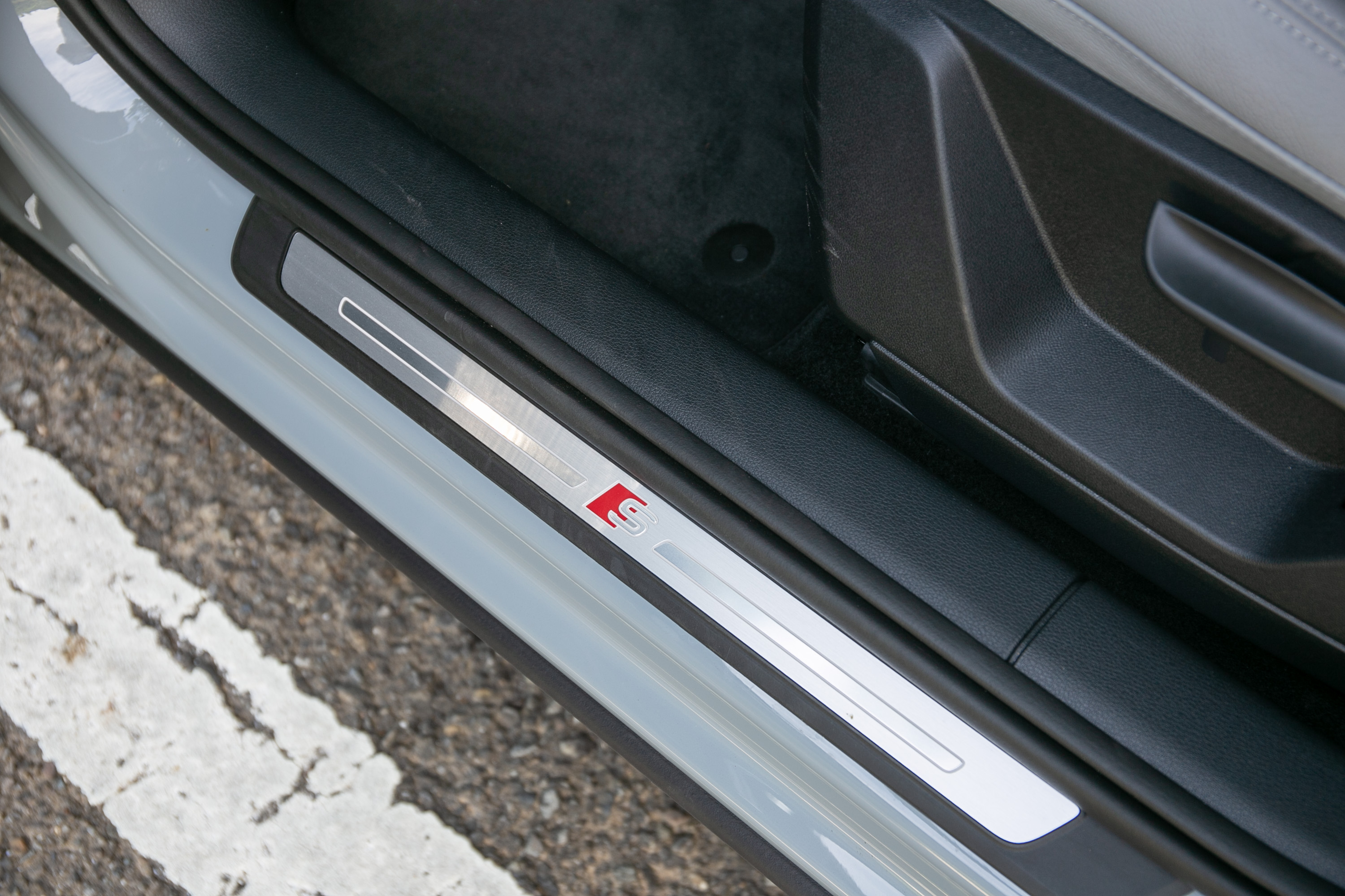Q2 35 TFSI S line 車型專屬的 S line 式樣發光門檻踏板。