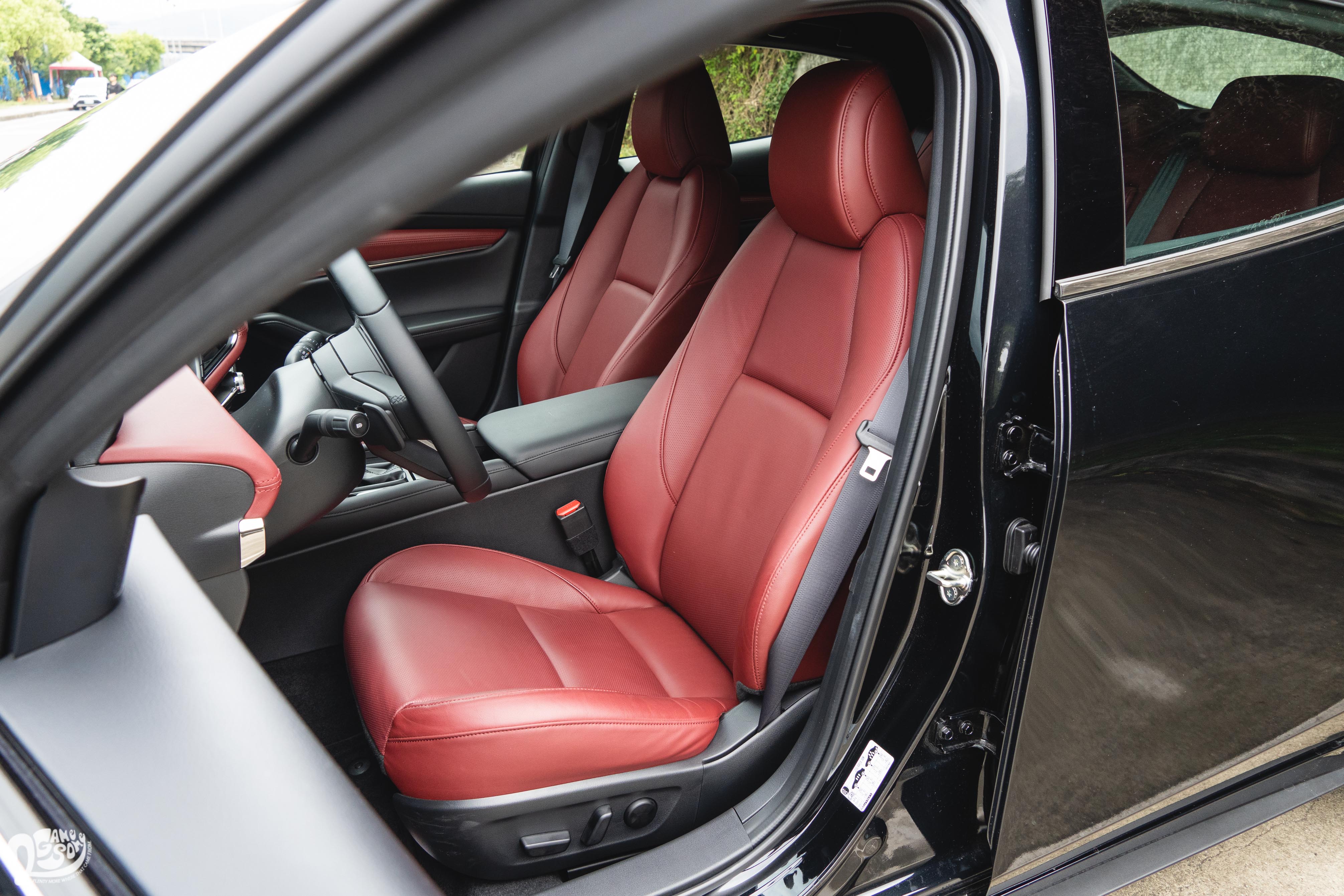 旗艦進化型提供酒紅色真皮座椅。