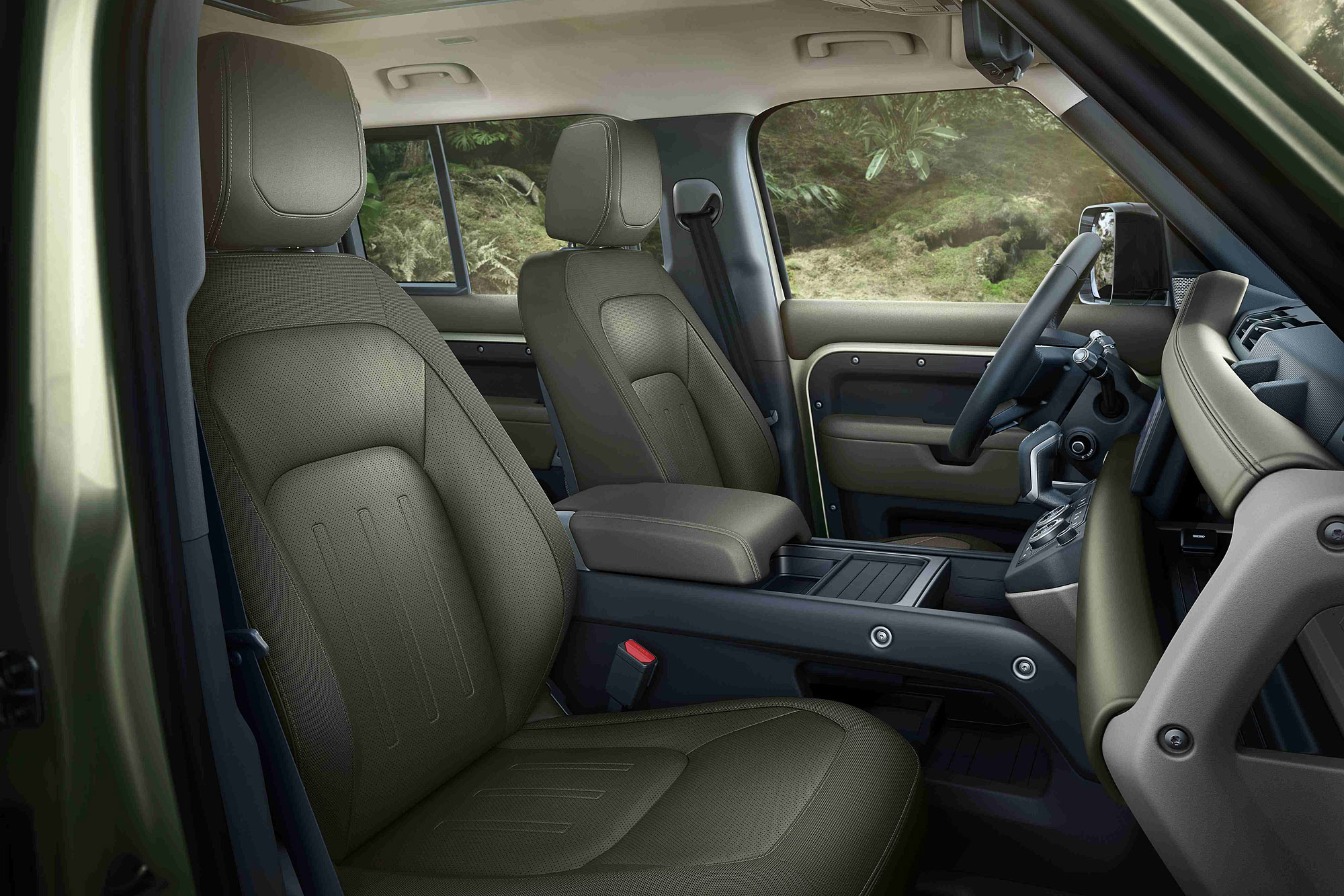 Land Rover 提供多樣化的車型組合與個性化配備給予車主選擇。