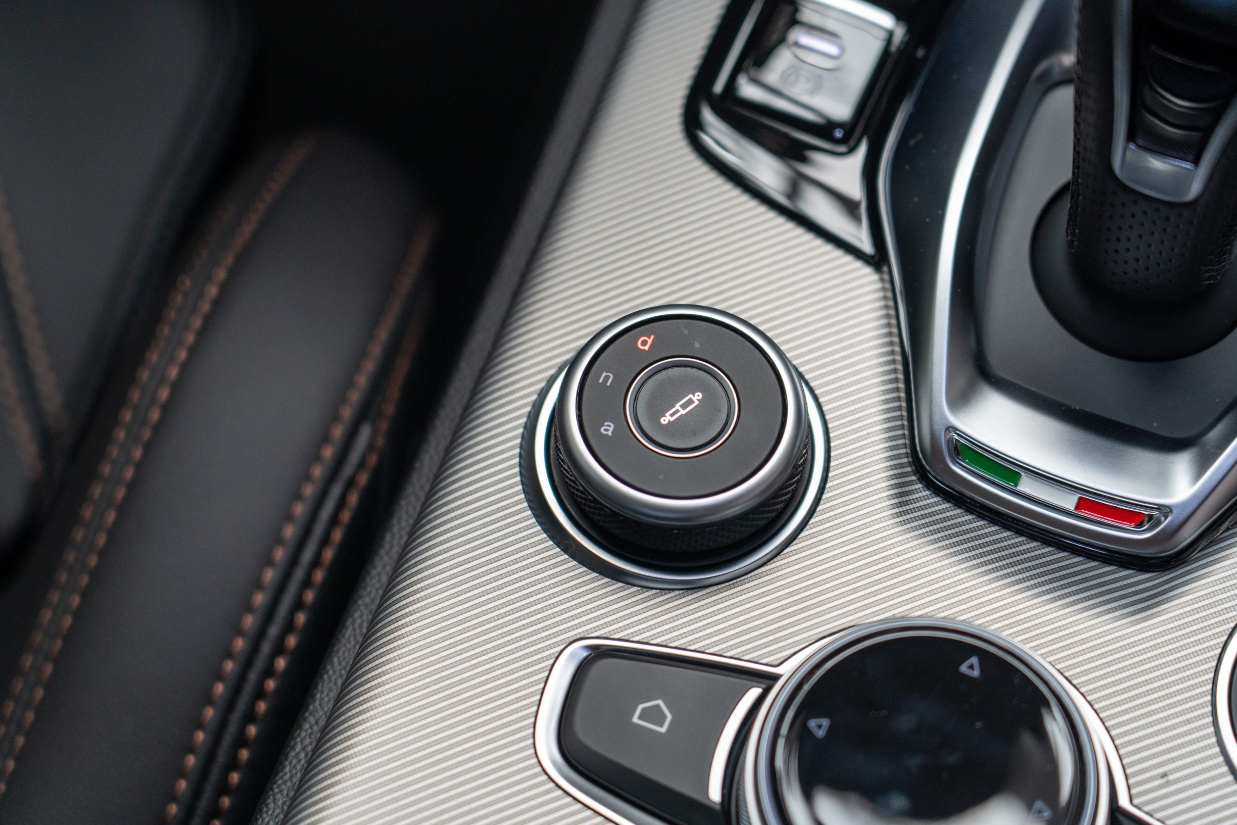 透過DNA Pro駕駛模式的切換，可在動態、中性與節能三種個性中調整。