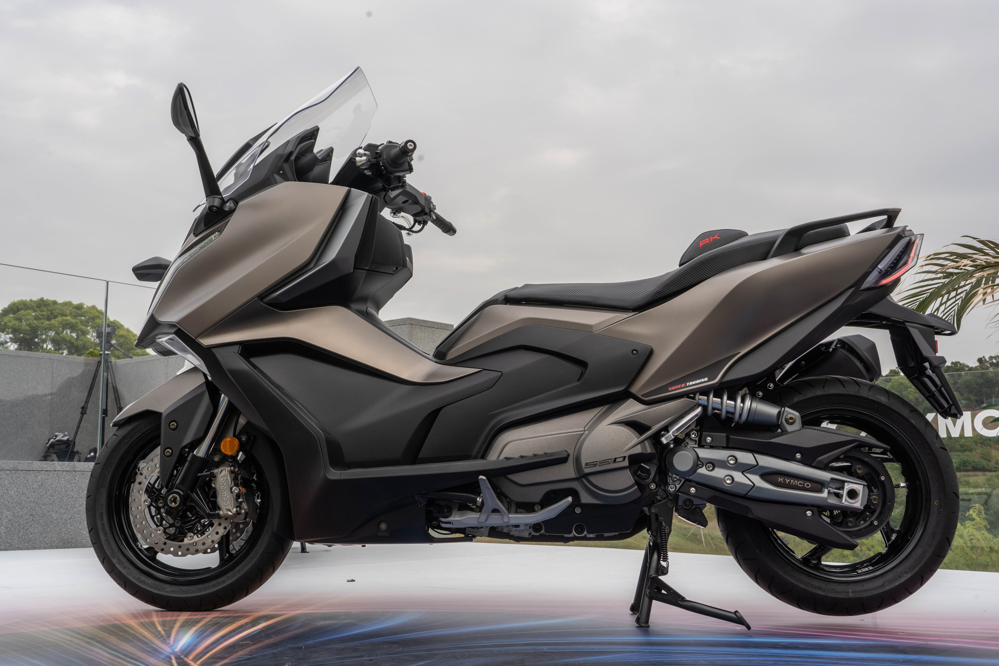新世代 AK550,延續「The Thrills of Touring」設計概念。