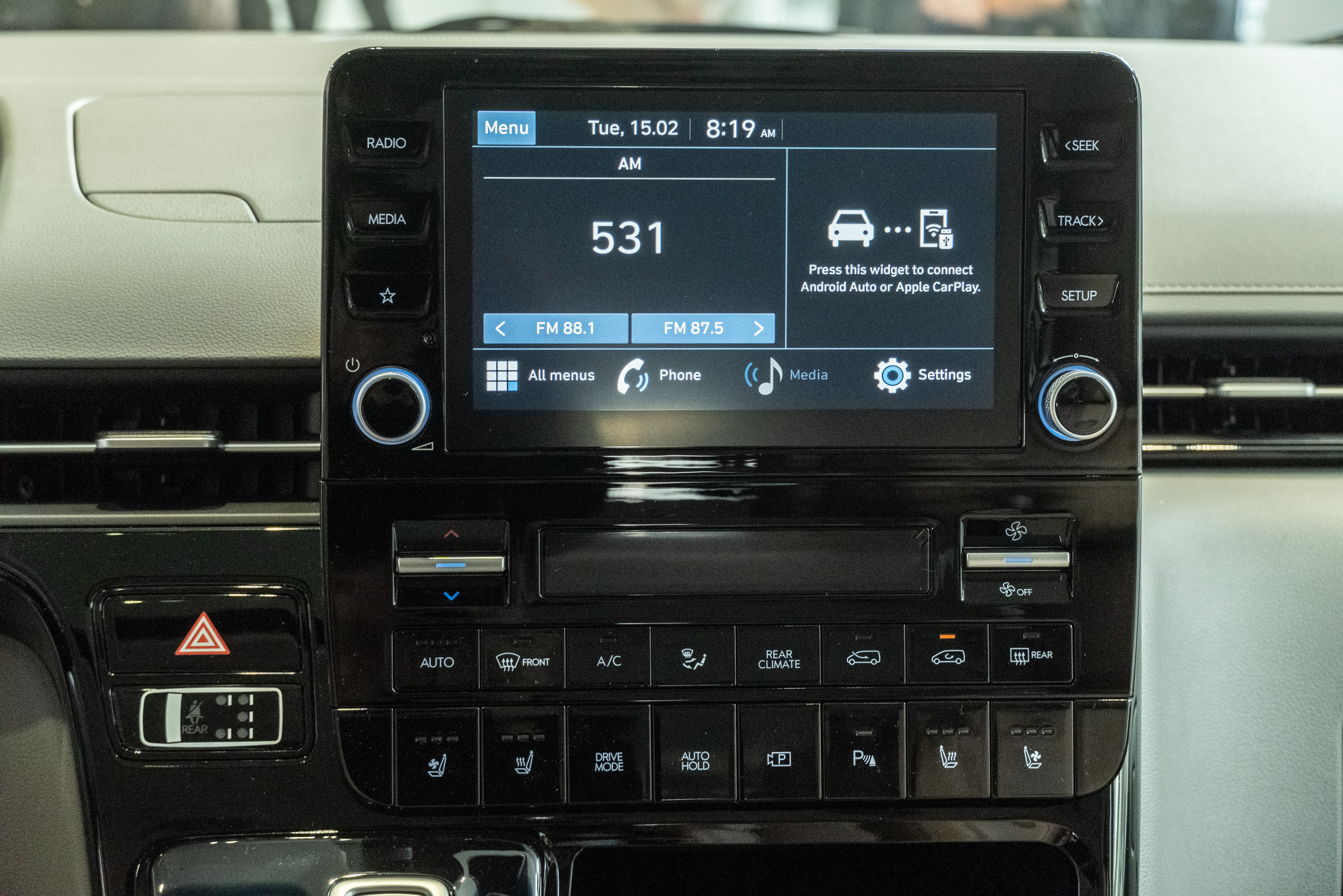GLD-B 等級以上車型皆採用 8 吋觸控多媒體主機。