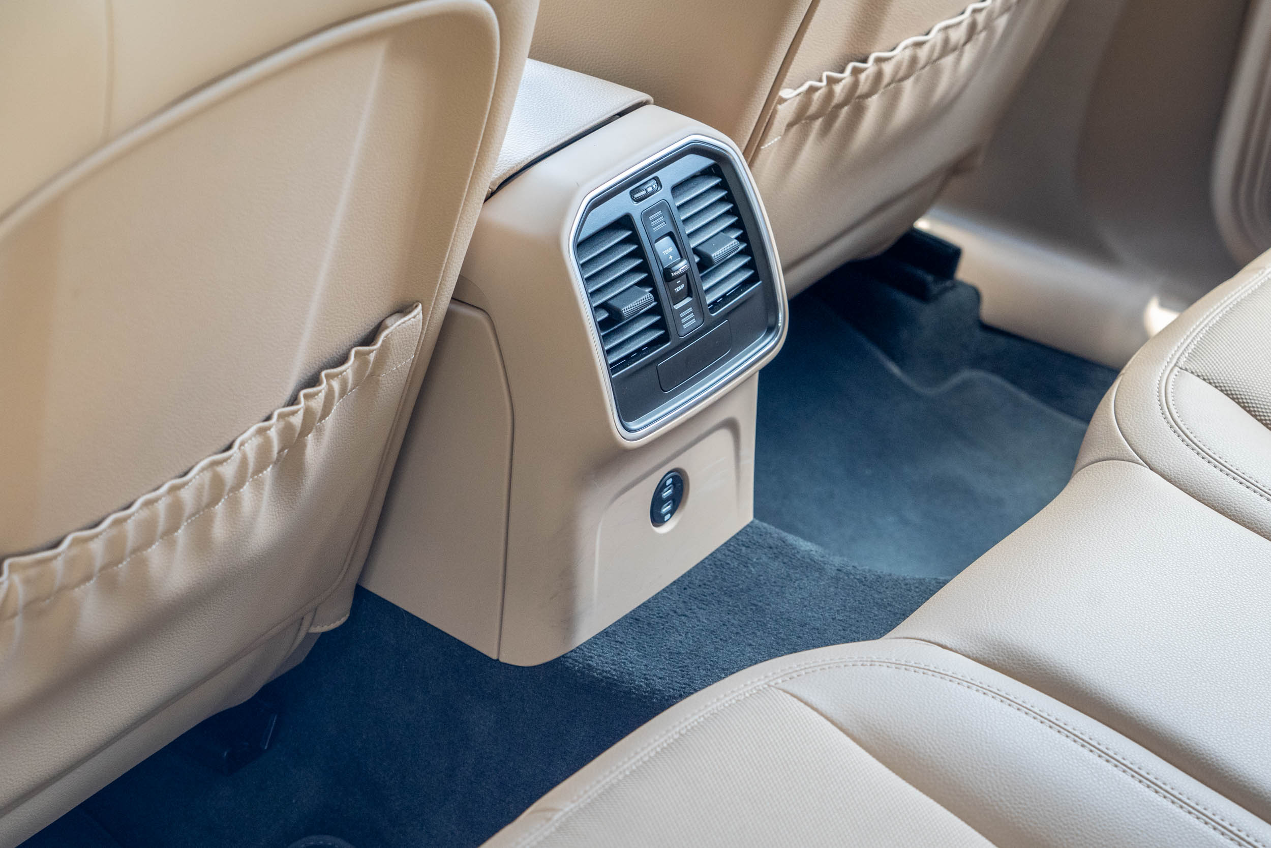 標配三區恆溫空調系統。