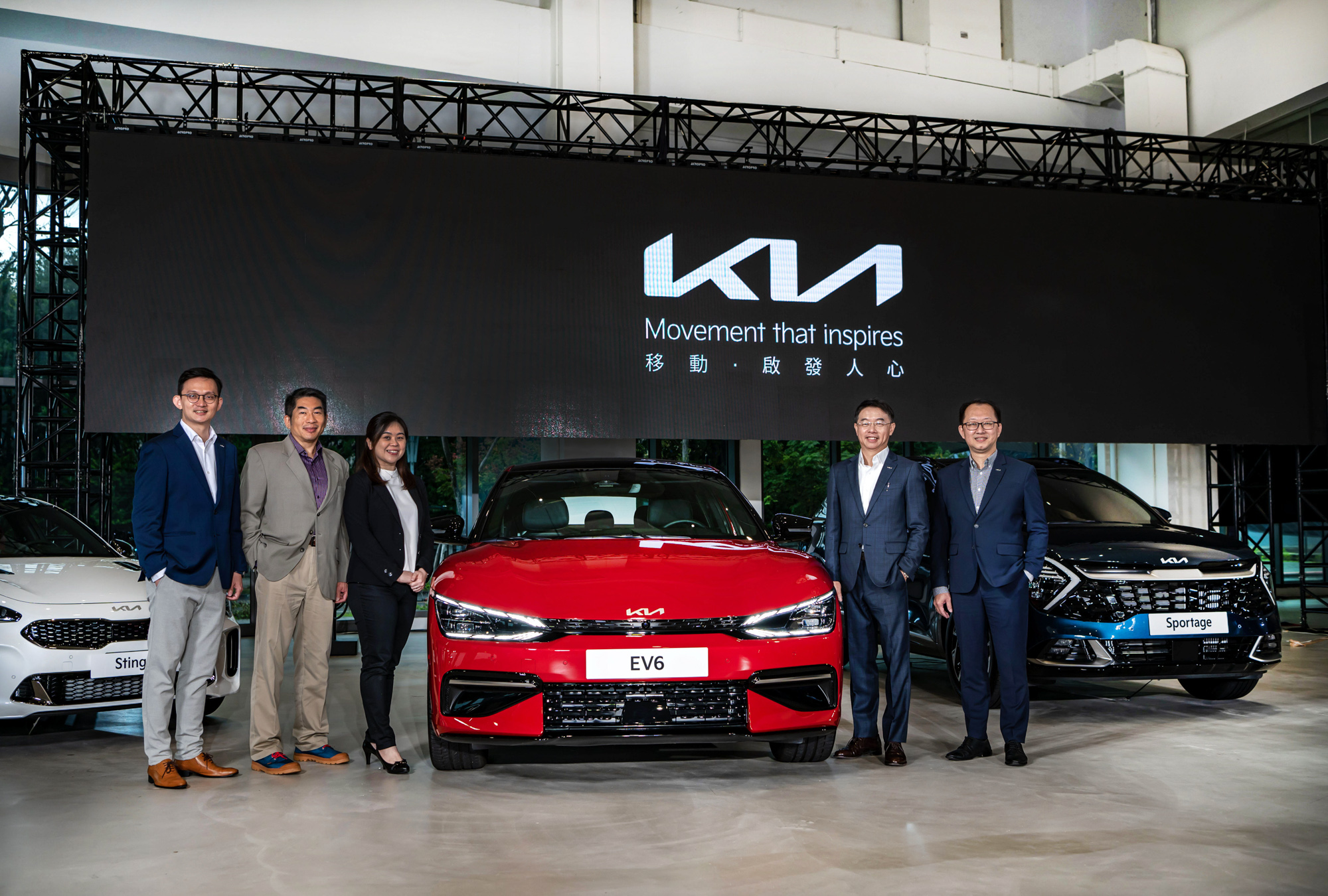 (由左至右)台灣森那美起亞行銷經理李家易、台灣森那美起亞售後服務部副總經理陳泰霖、台灣森那美起亞資深財務部副總經理張桂芳、台灣森那美起亞總裁李昌益、銷售暨產品發展總經理江志成一同為 Kia 全新品牌識別發表會合影。
