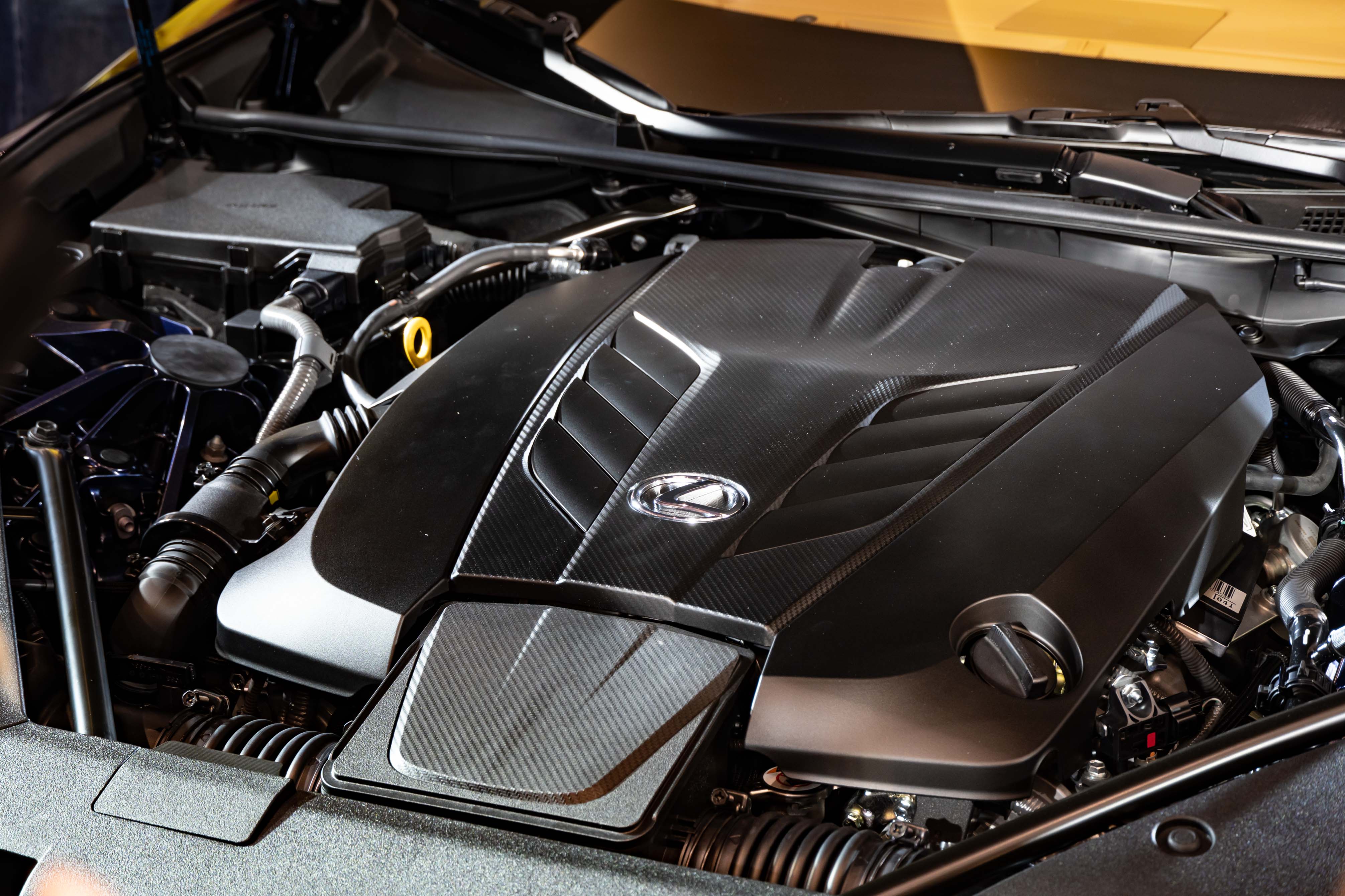 LC Convertible 搭載高達 464 匹馬力的 5.0 升 V8 自然進氣引擎與 10 速手自排變速箱。