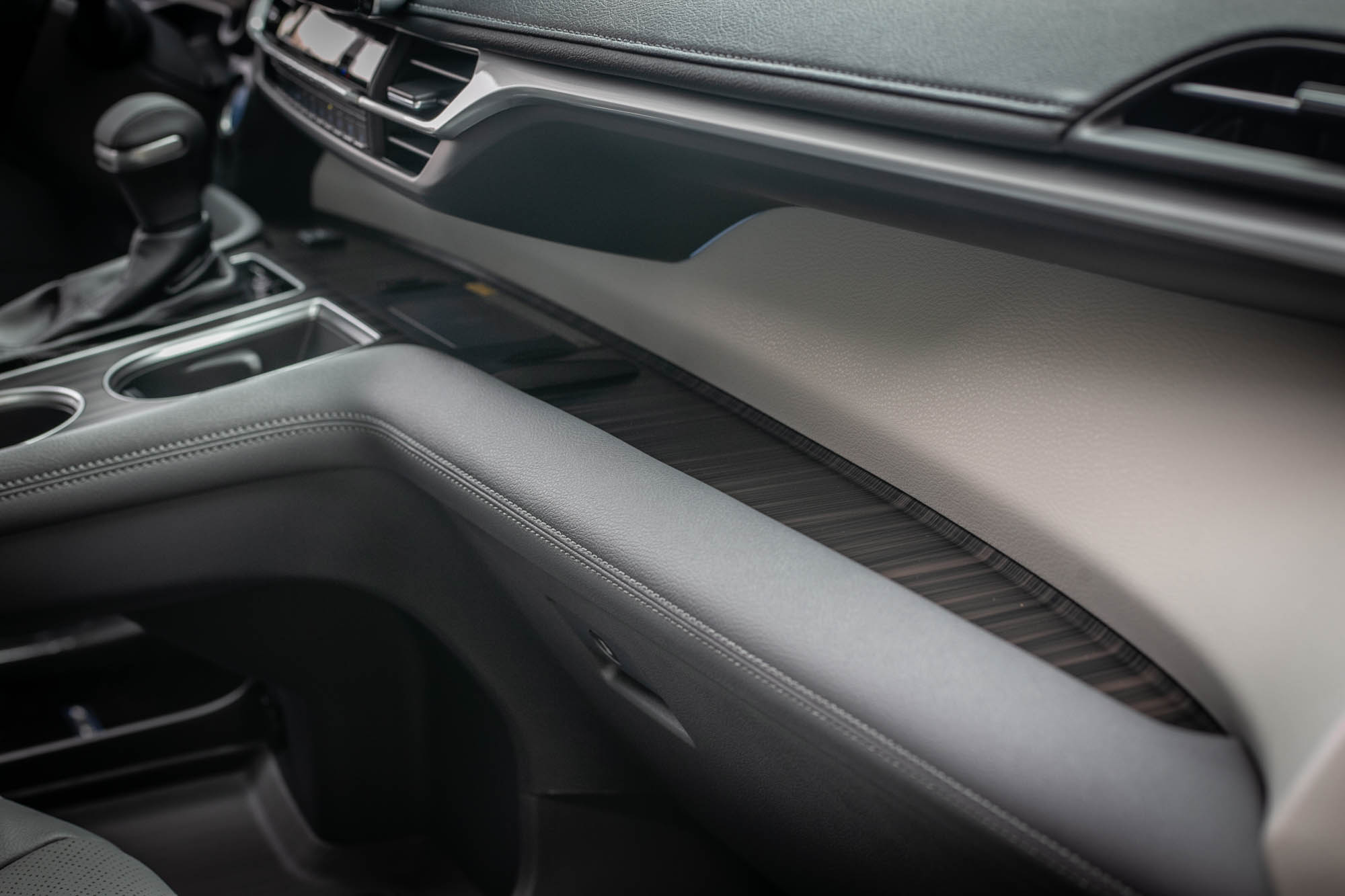 中控台中層的置物空間,放置小物相當實用與便利。