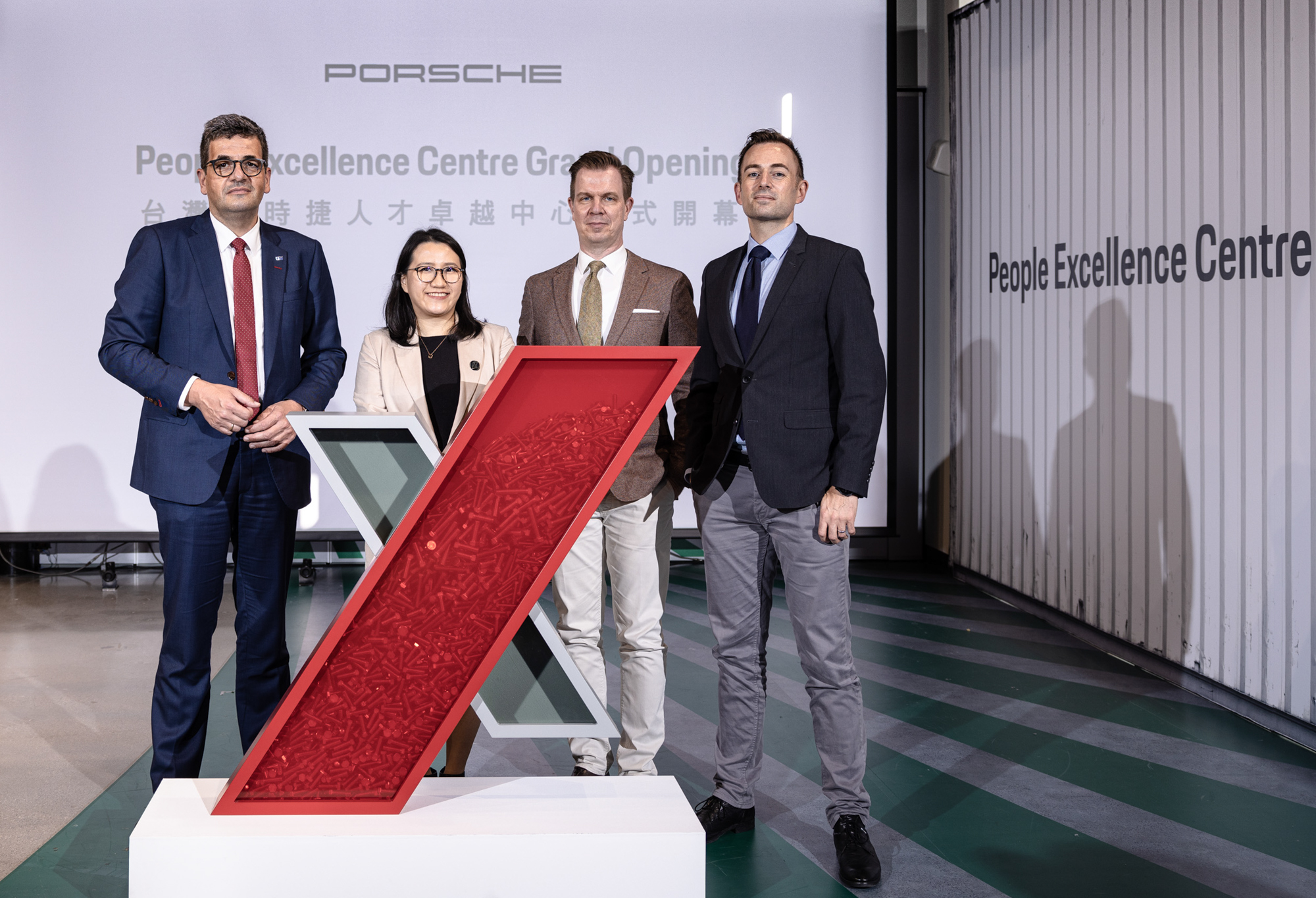 (由左至右) 德國經濟辦事處處長 Axel Limberg、台灣保時捷人才發展經理暨專案管理主管王茵亭 Amy Wang、台灣保時捷總裁 Mathias Busse、台灣保時捷通路發展處長 Ralph Uhlmann。