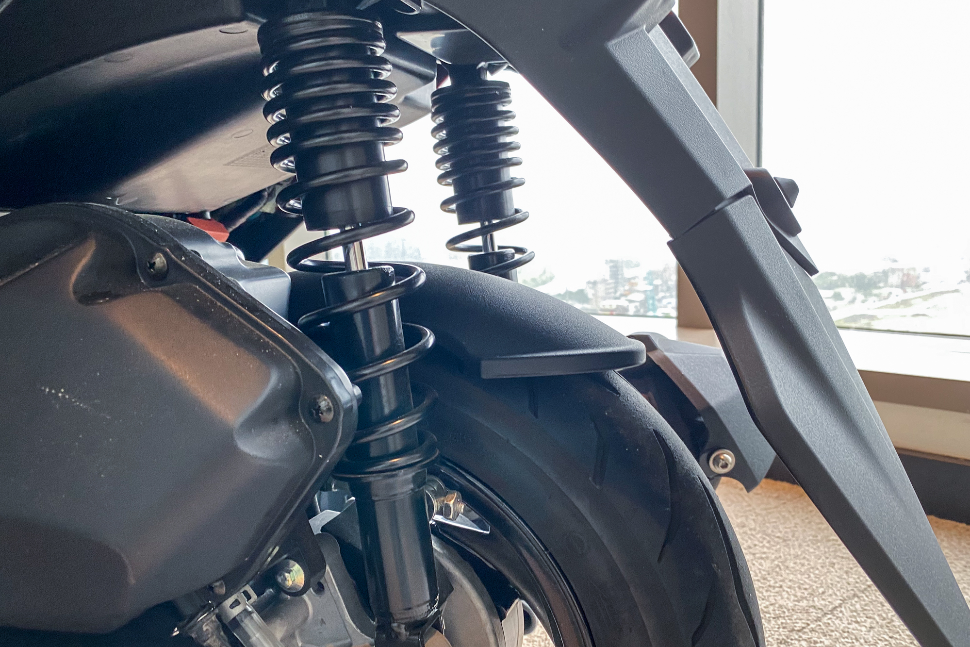 除了iCBS以外,220mm浪花碟與雙後避震,更是K1提升安全與穩定性的兩大關鍵。