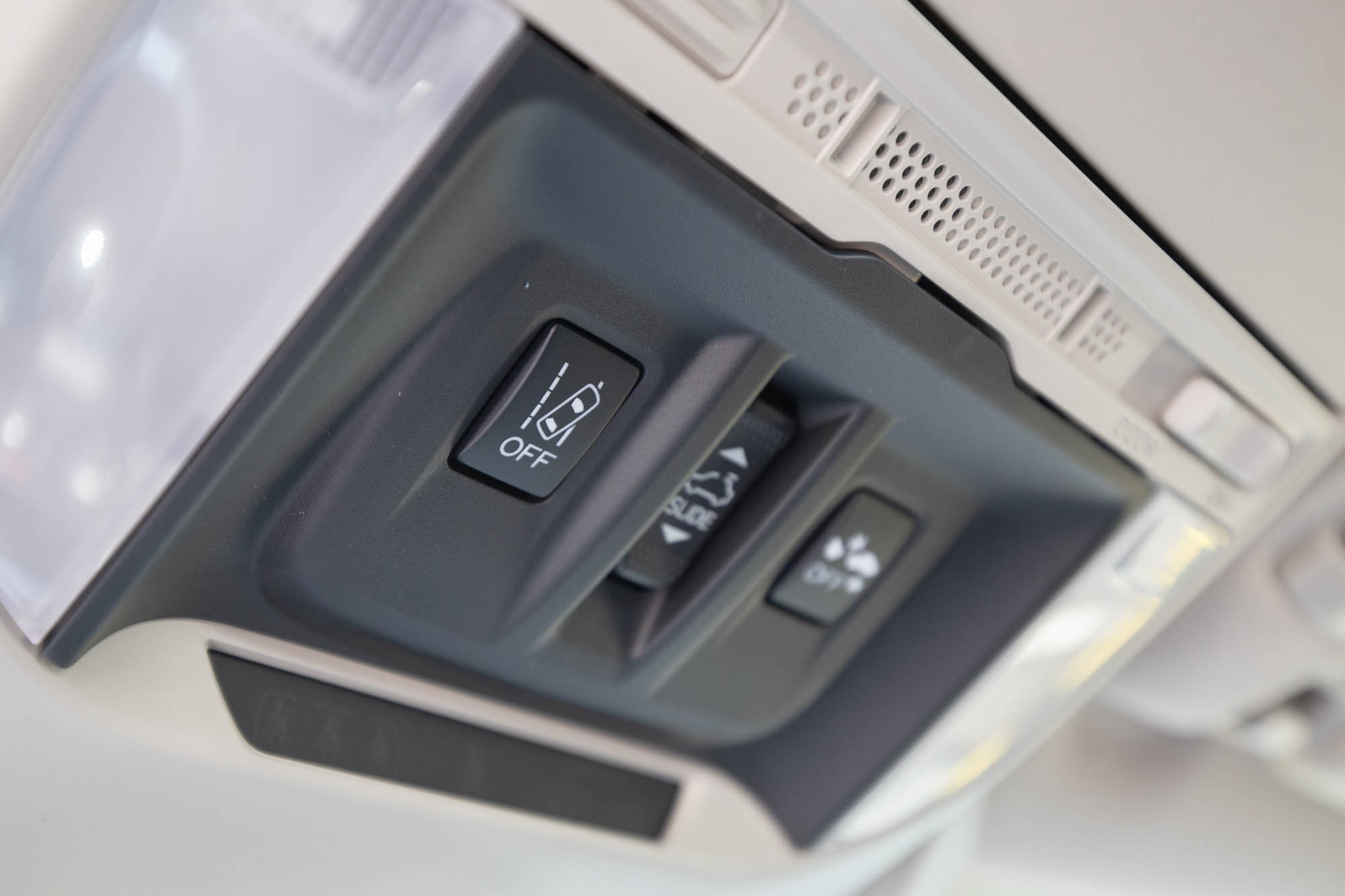 LDW 車道偏擺警示系統警示功能開關設置於車頂。