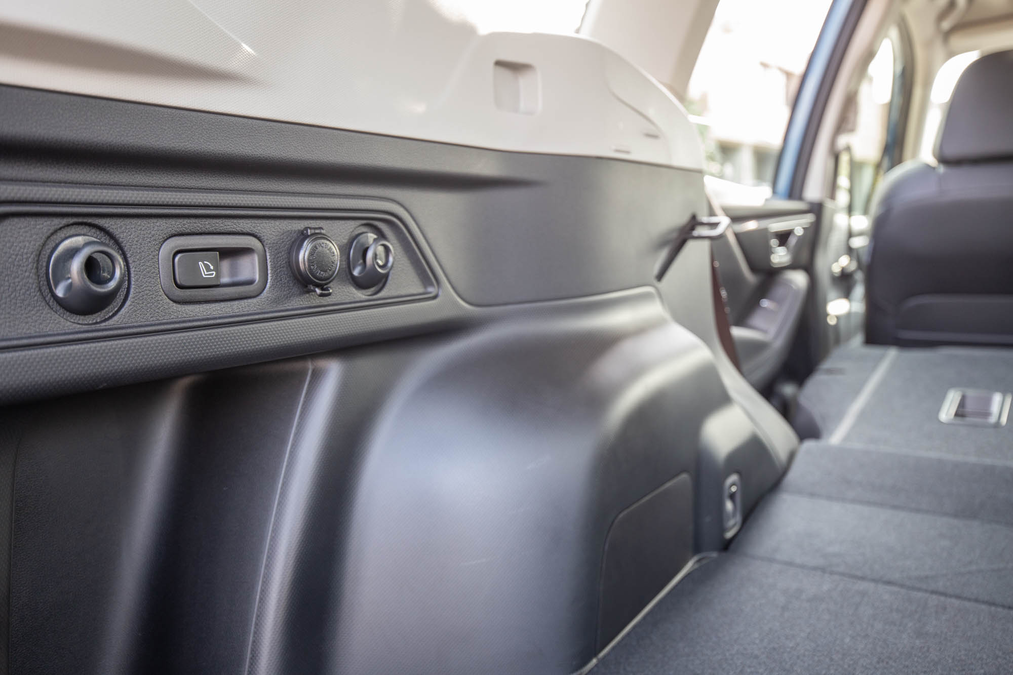 後廂兩側具備後座椅背快速傾倒按鈕,椅背傾倒後也相當平整。