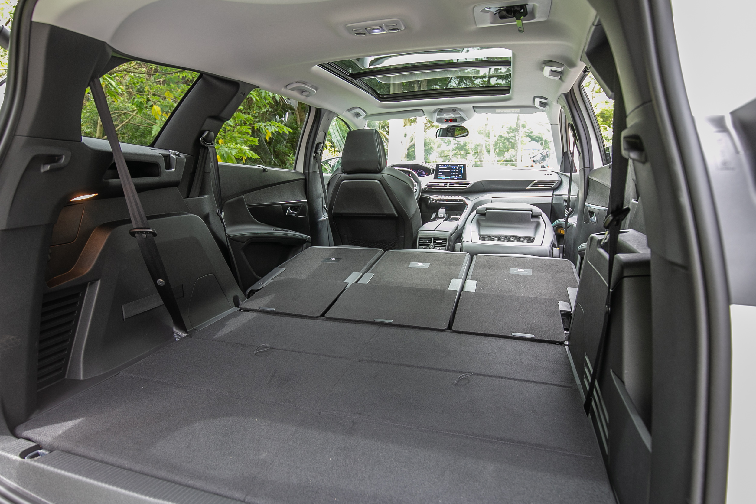 副駕駛座椅背還可前倒打平,近一步擴充置物空間。