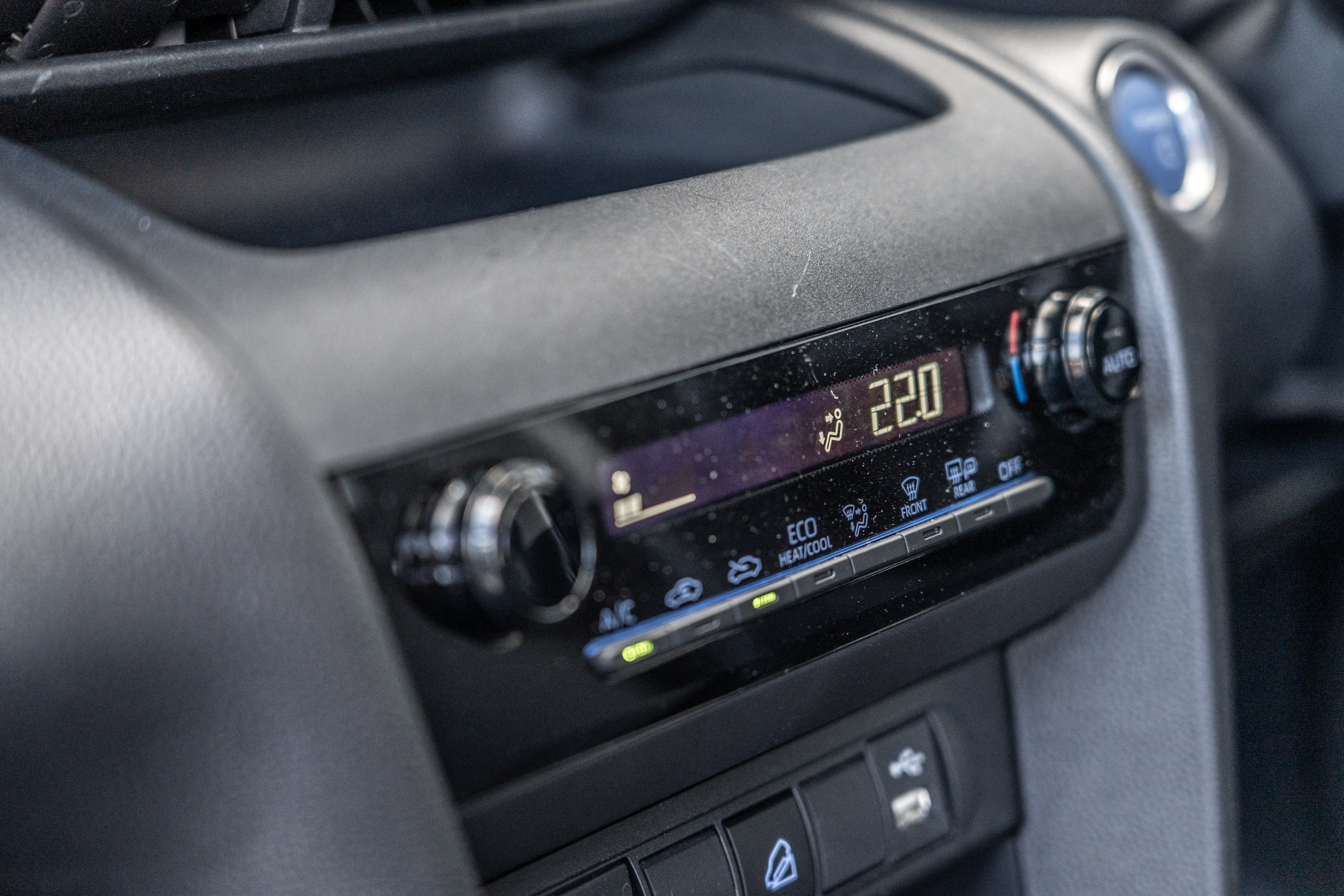 在北海道、尤其是筆者遭遇的暴風雪狀況,暖氣的設置便相當重要,除了溫暖車室,也有融化窗外結霜結冰的作用。