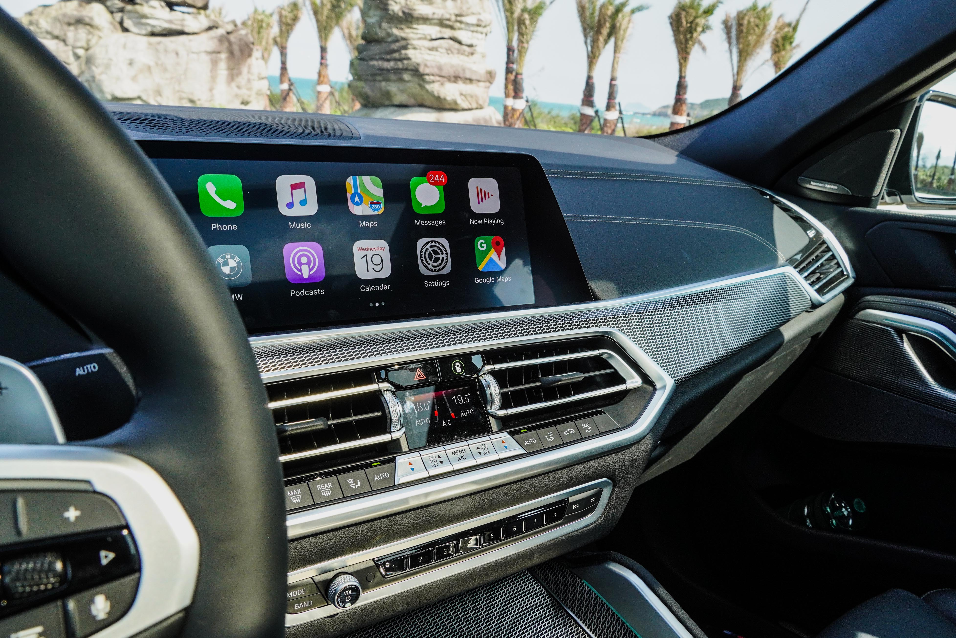 鋁質格紋飾板是 M Sport 以上版本專屬。無線 Apple CarPlay 功能為全車系標配，同步提供 BMW 智能衛星導航系統。