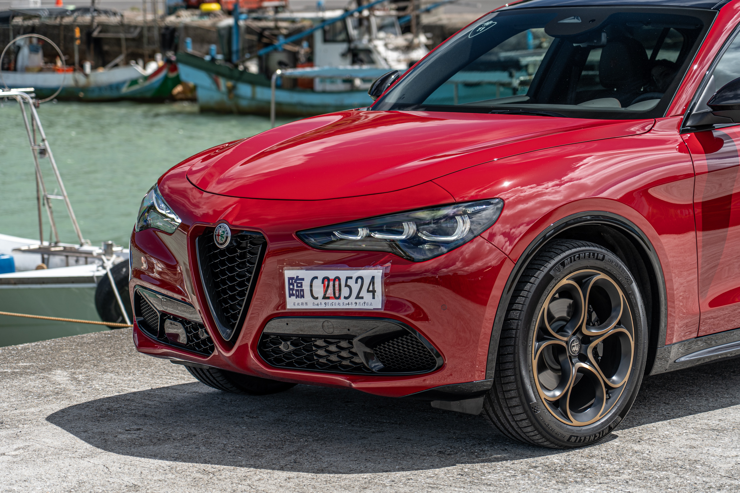 車頭經典的Scudetto盾型V字型蛇紋水箱護罩。