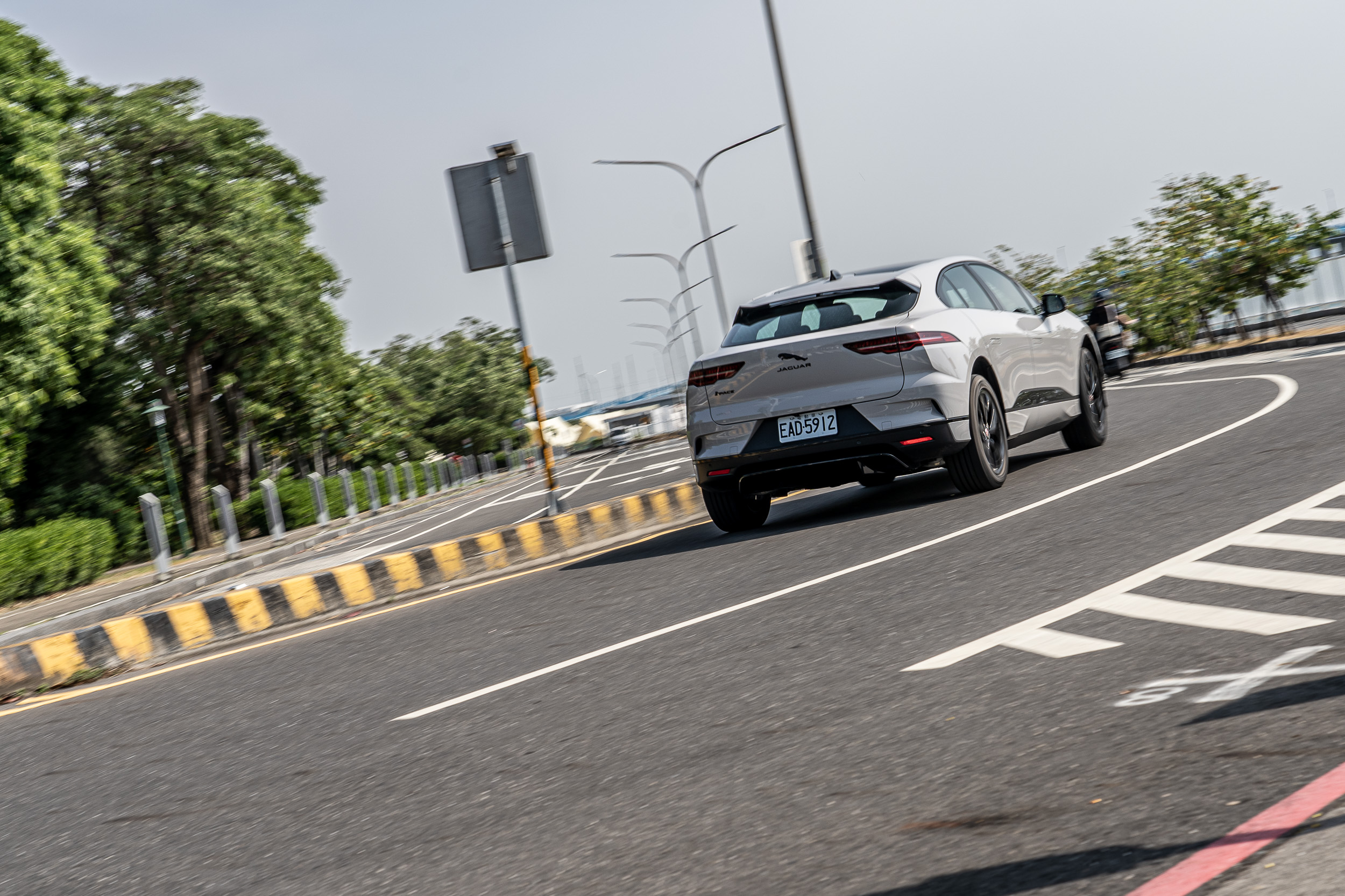 除了供應動力輸出模式切換外,I-PACE 亦配有電子氣壓懸吊與四輪驅動系統,可完整支撐電動車先天性較重的車身。