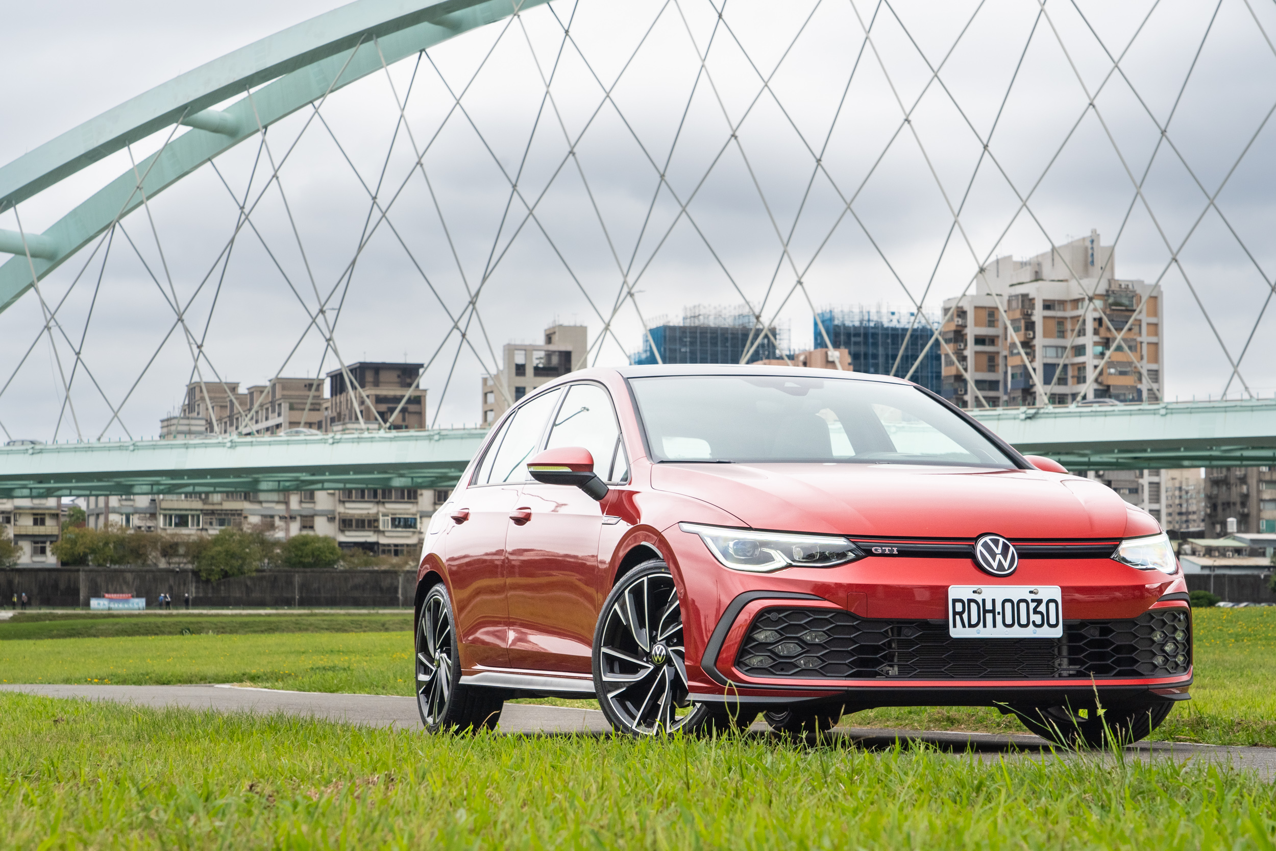 試駕車款為第八代 Volkswagen Golf GTI,22 年式售價為新台幣 164.8 萬元。