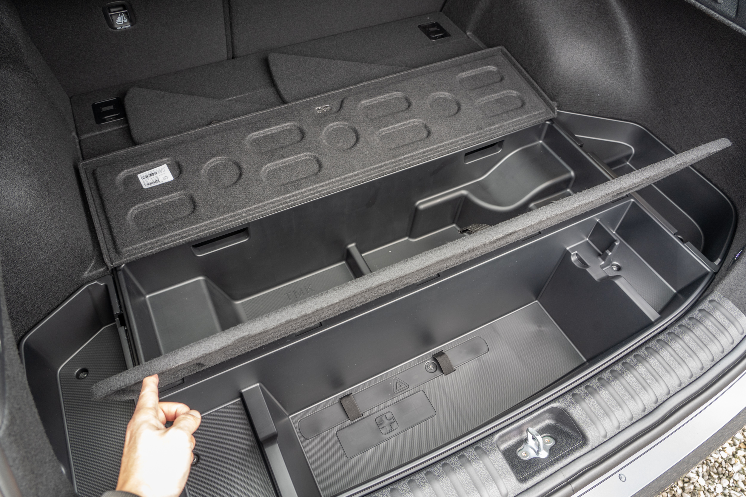 後廂底板下的額外置物規劃相當聰明,且改款後更針對底板下較靠近外側的置物空間加深。