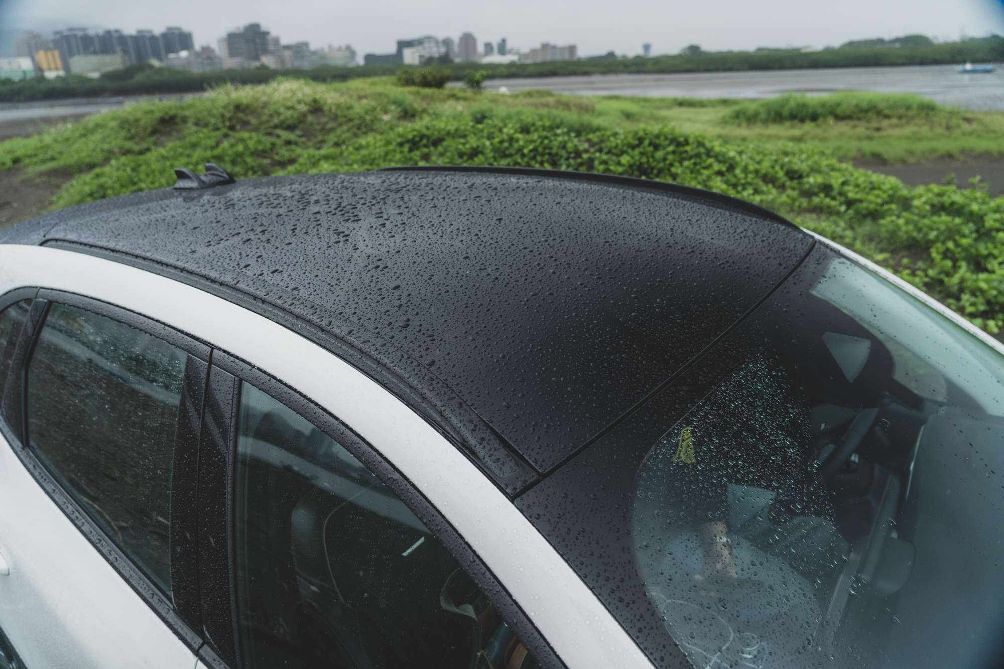 車頂與車頂架全數黑化。