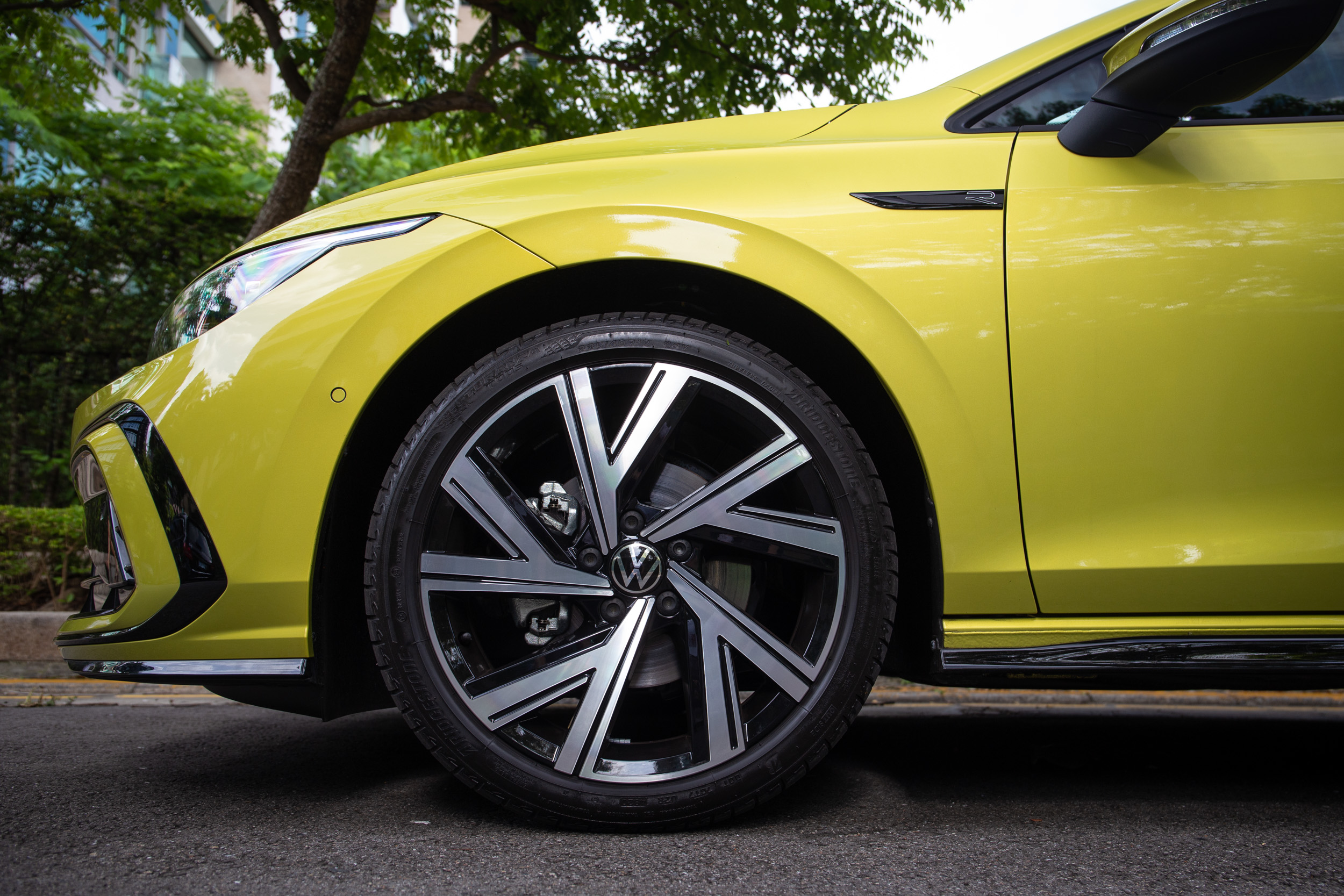 280 車型皆配備 18 吋輪圈,輪胎規格為 225/40R18。