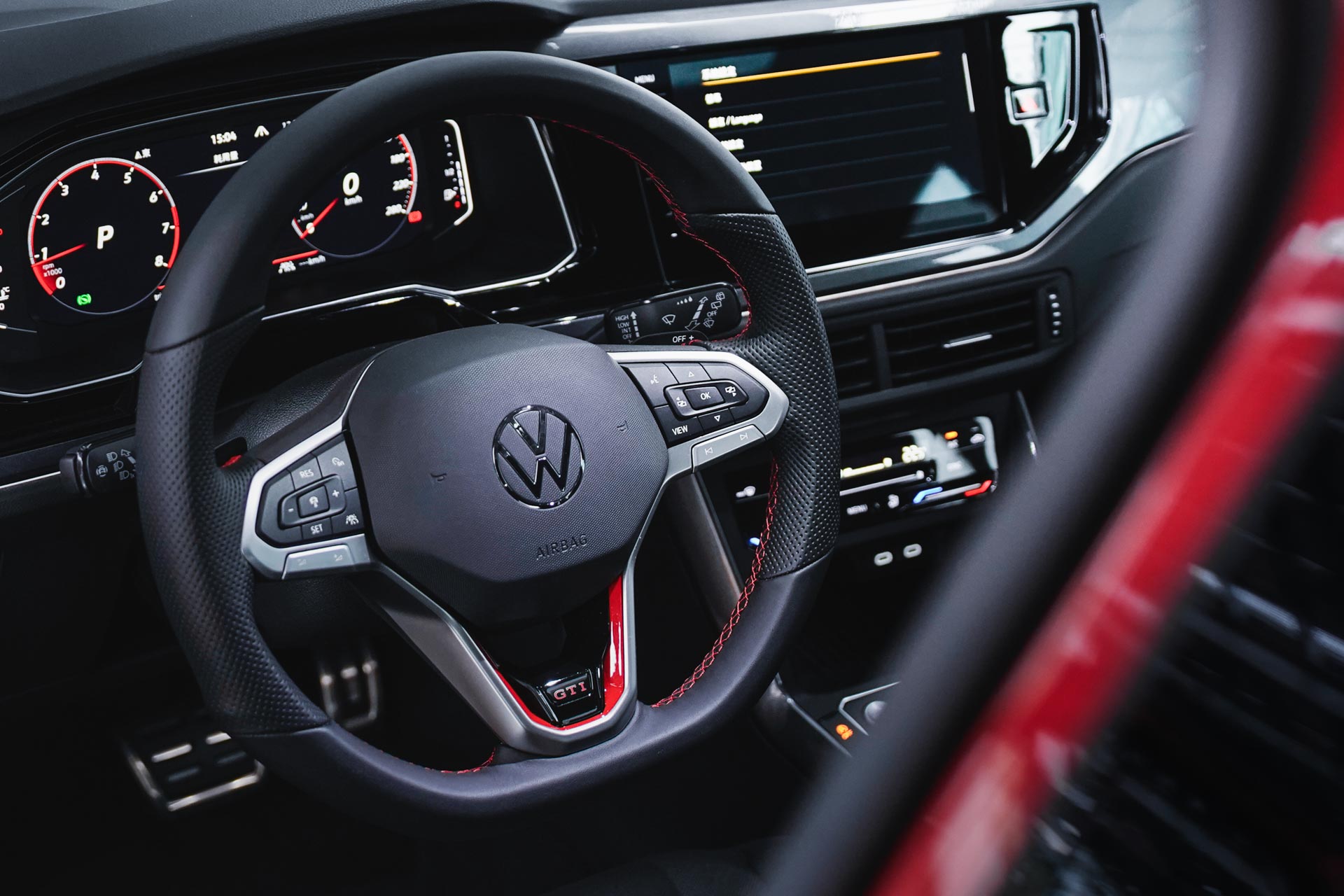 相較於上一代Polo GTI在副駕駛前方與排檔座兩側都大量使用紅色飾板包覆，現行款的Polo GTI內斂不少，僅透過幾處小妝點來營造運動化氛圍，減少視覺疲勞。