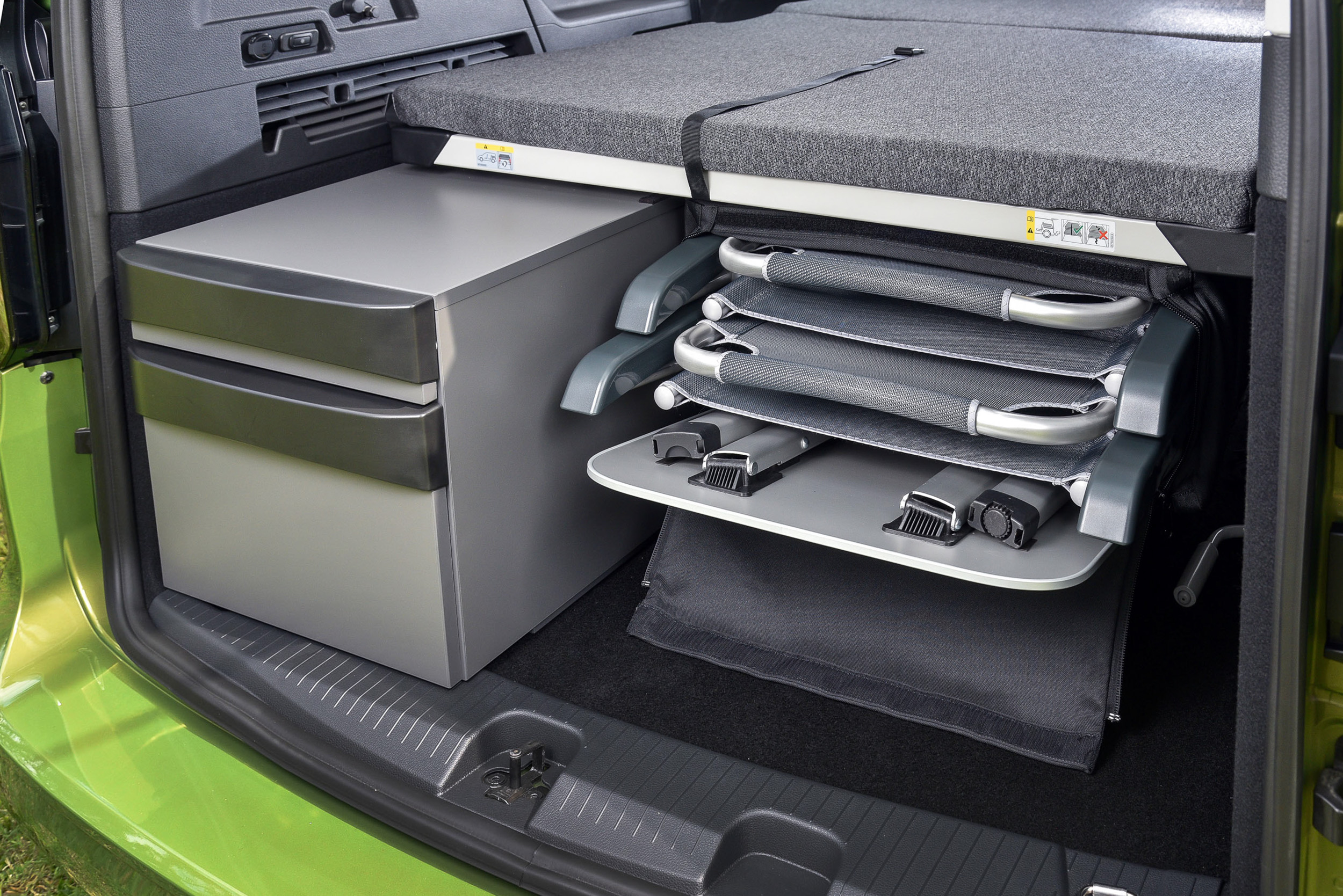 隱藏式戶外摺疊桌椅。