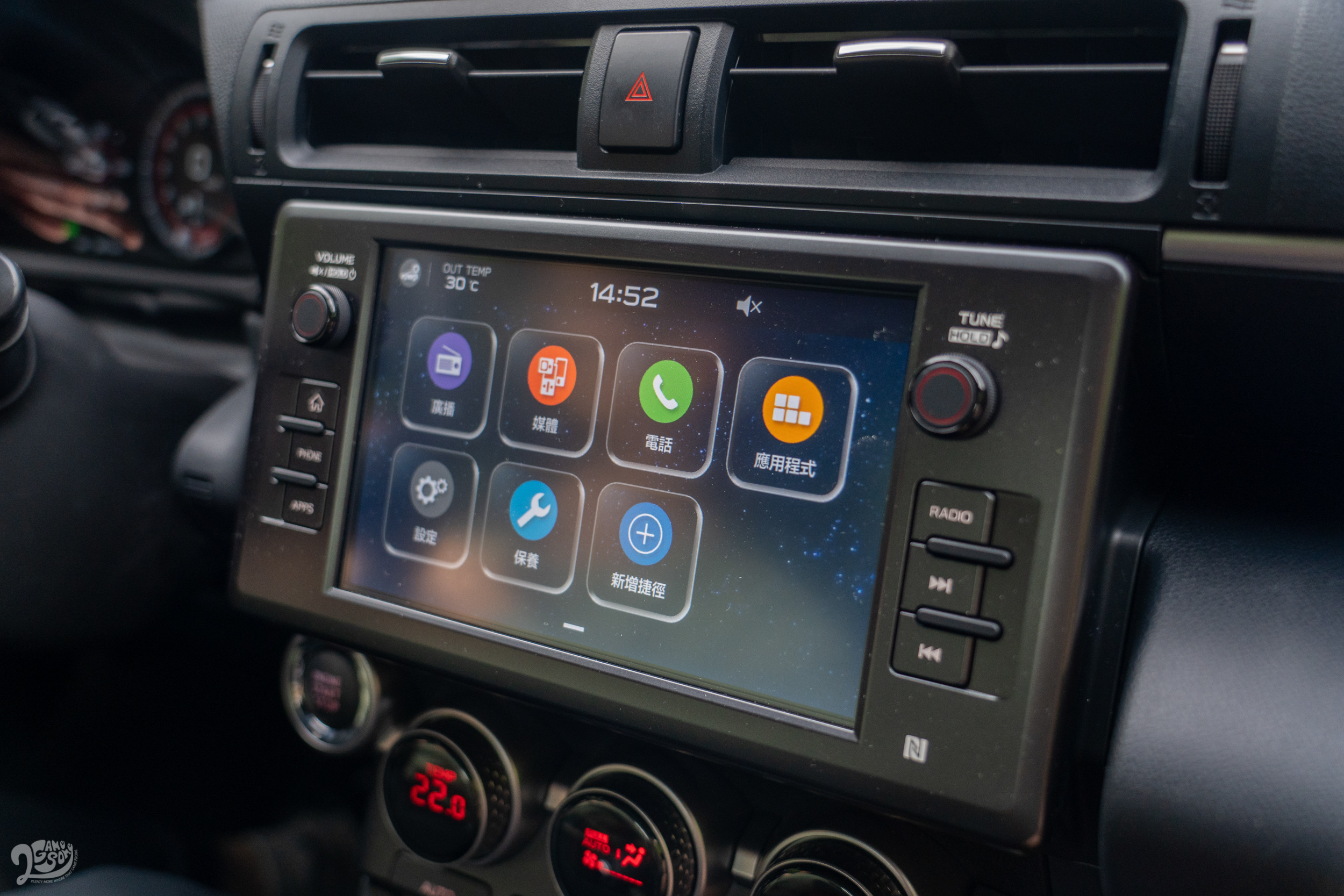 7 吋 LCD 配置供應 Apple CarPlay / Android Auto 等智慧型裝置互聯功能。