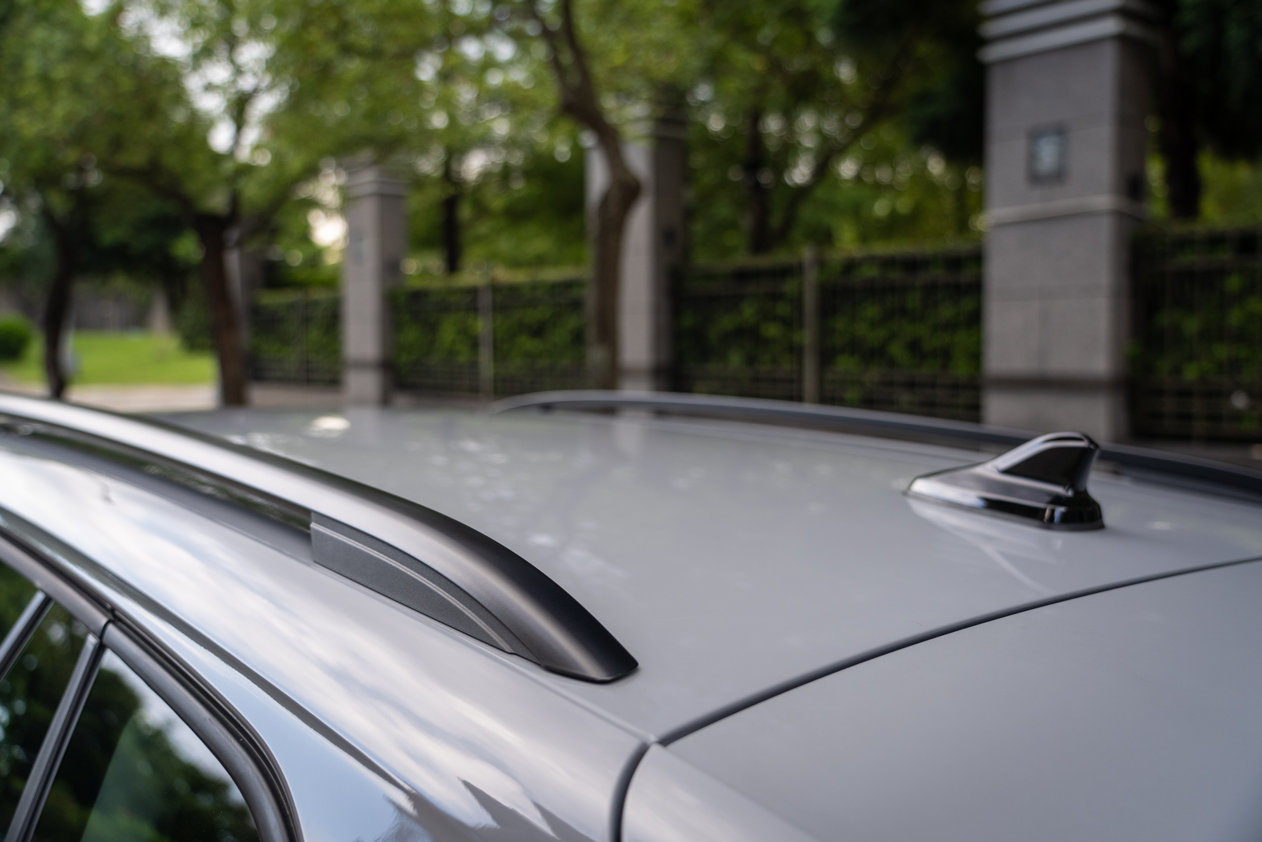 鋁質車頂架為霧黑處理。