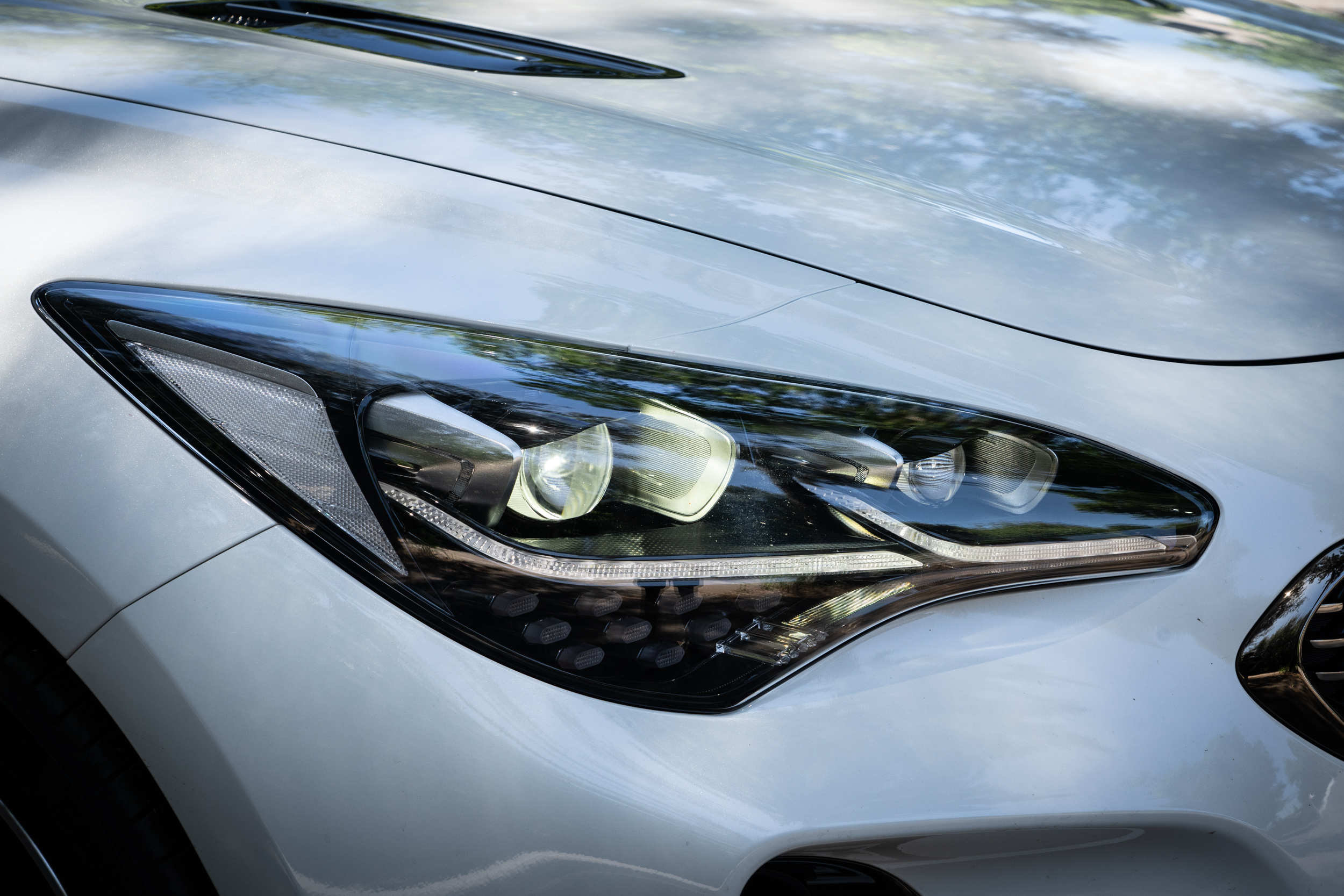 配備雙投射式 LED 頭燈,含水平自動調整、車速動態轉向輔助照明、自動啓閉功能。