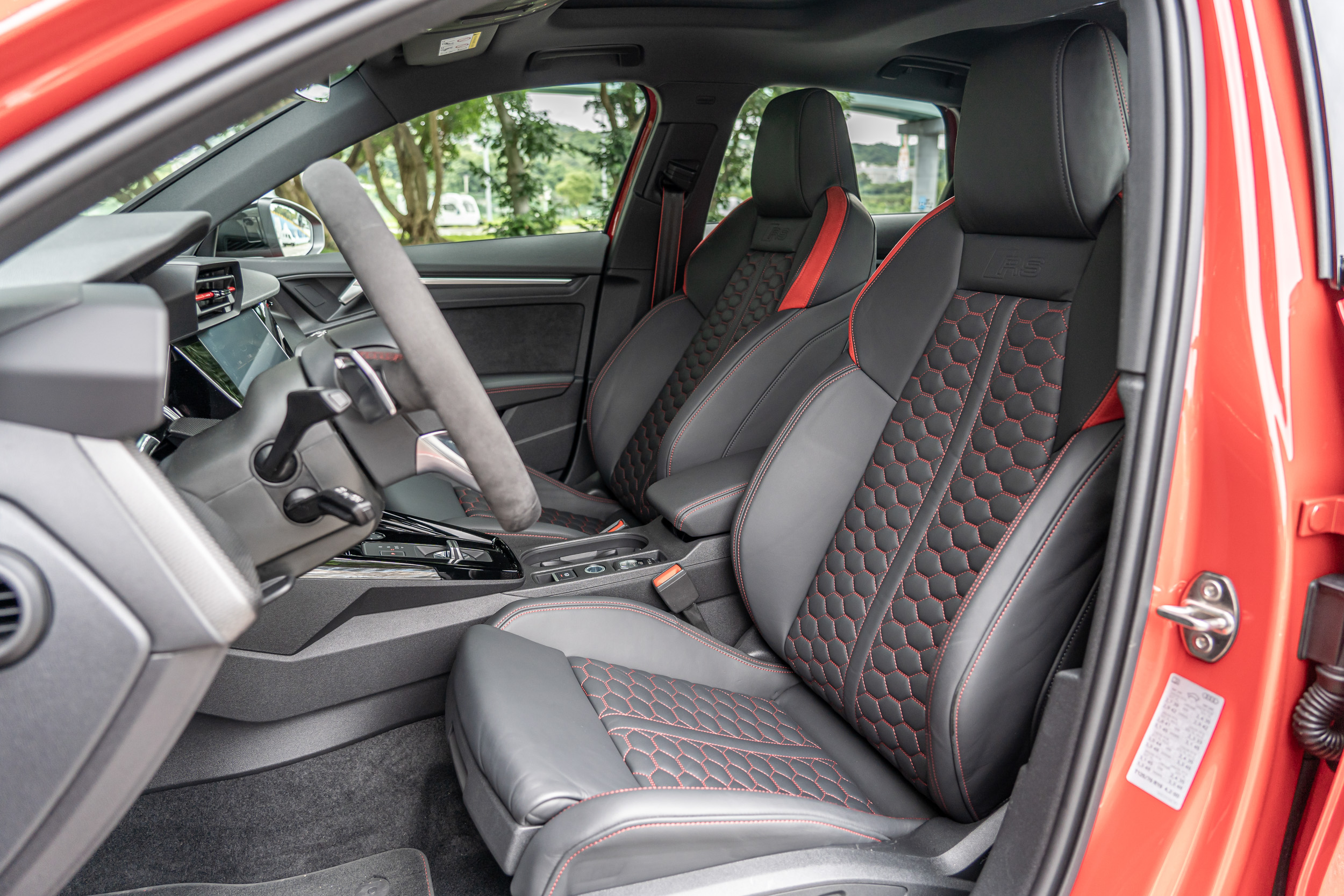 Nappa 皮革座椅在實際乘坐時的質感不俗,豪華氛圍也值得肯定。