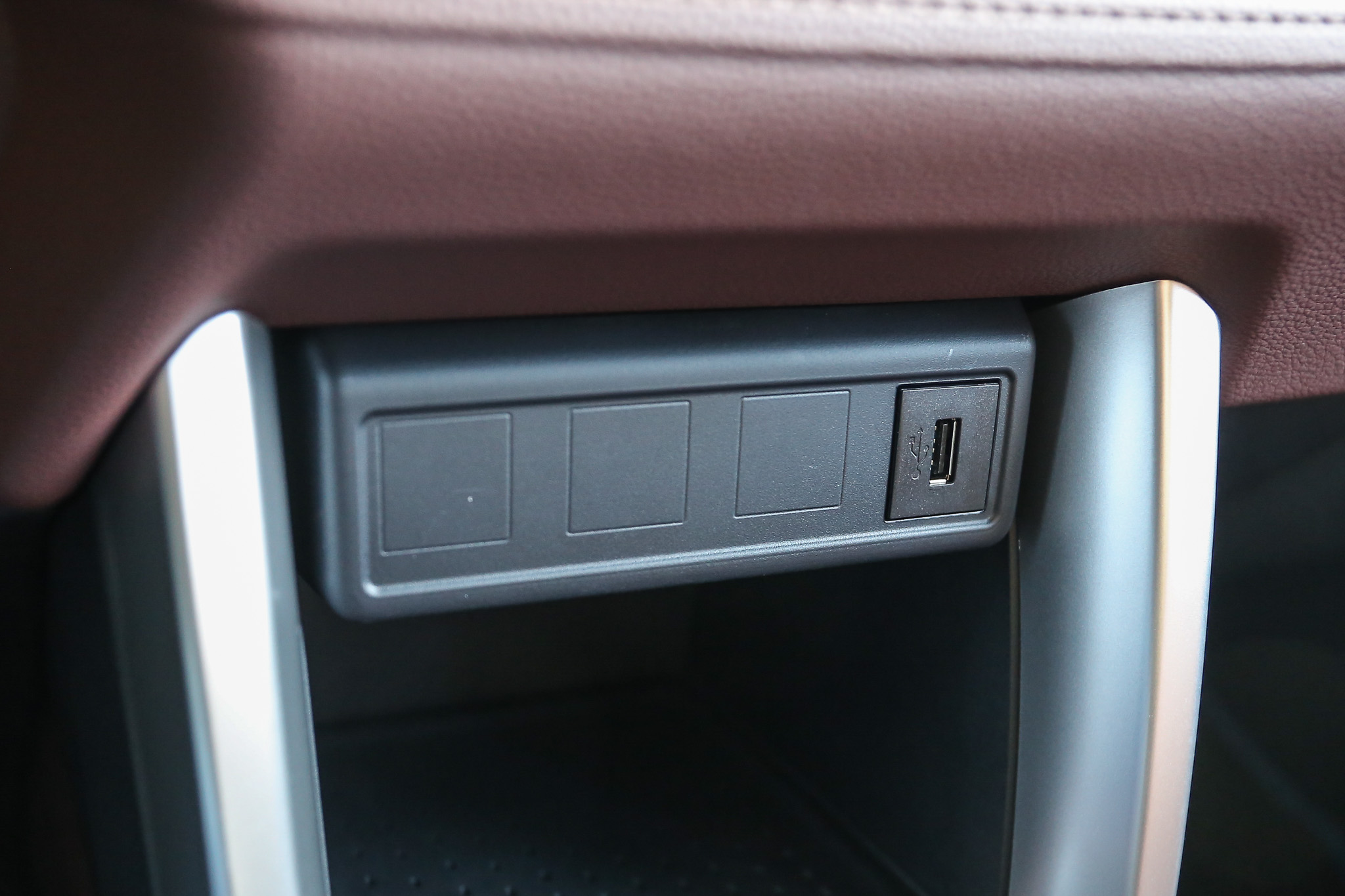 中控台下方提供一個 USB 插座，中央扶手下方置物空間另有 USB 插座與 12V 電源插座。