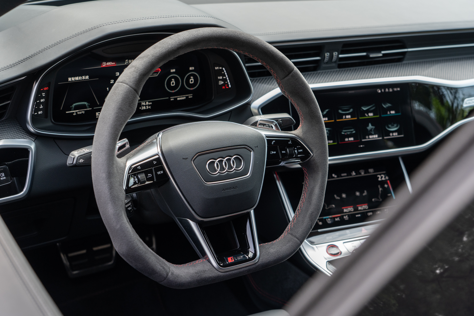 RS專屬平底式真皮多功能跑車方向盤,附上換檔撥片與加熱功能。